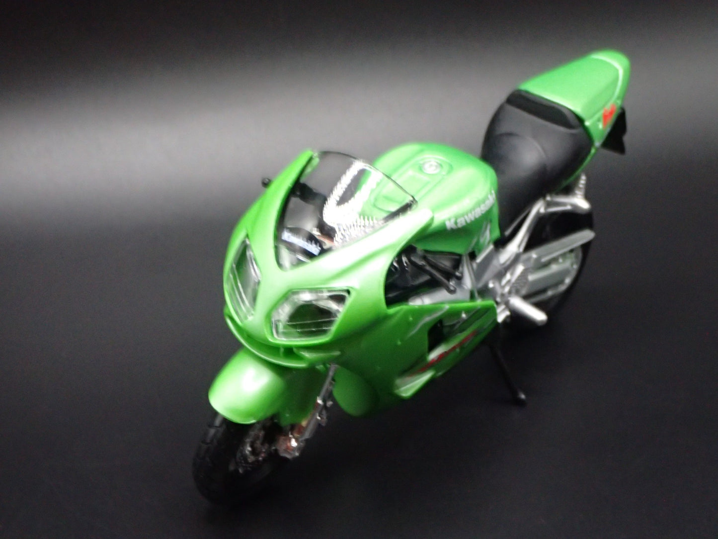 KAWASAKI NINJA ZX12R BIKE MOTORCYCLE GREEN 1/18 SCALE DIORAMA DIECAST MODEL BIKE