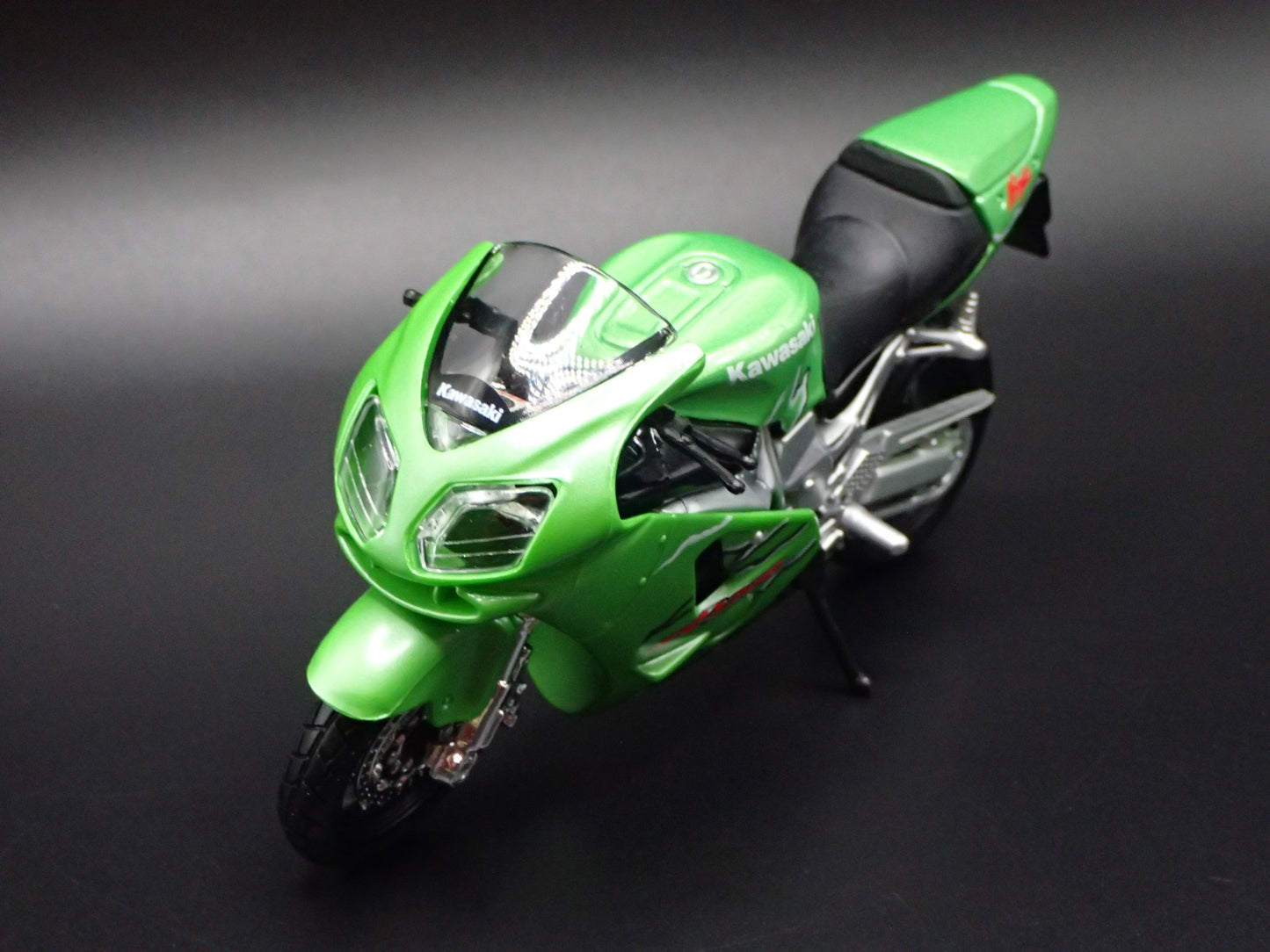 KAWASAKI NINJA ZX12R BIKE MOTORCYCLE GREEN 1/18 SCALE DIORAMA DIECAST MODEL BIKE
