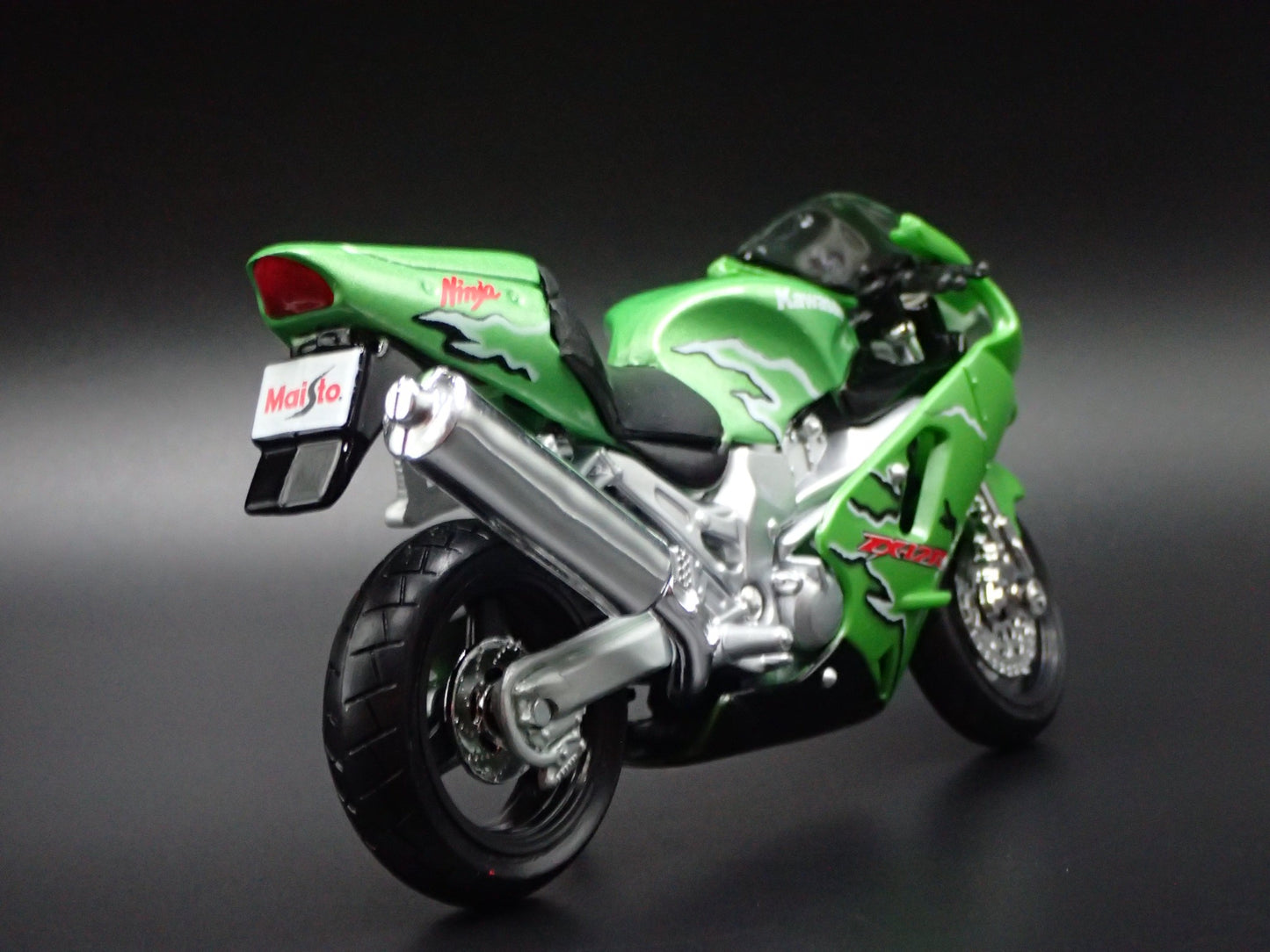 KAWASAKI NINJA ZX12R BIKE MOTORCYCLE GREEN 1/18 SCALE DIORAMA DIECAST MODEL BIKE