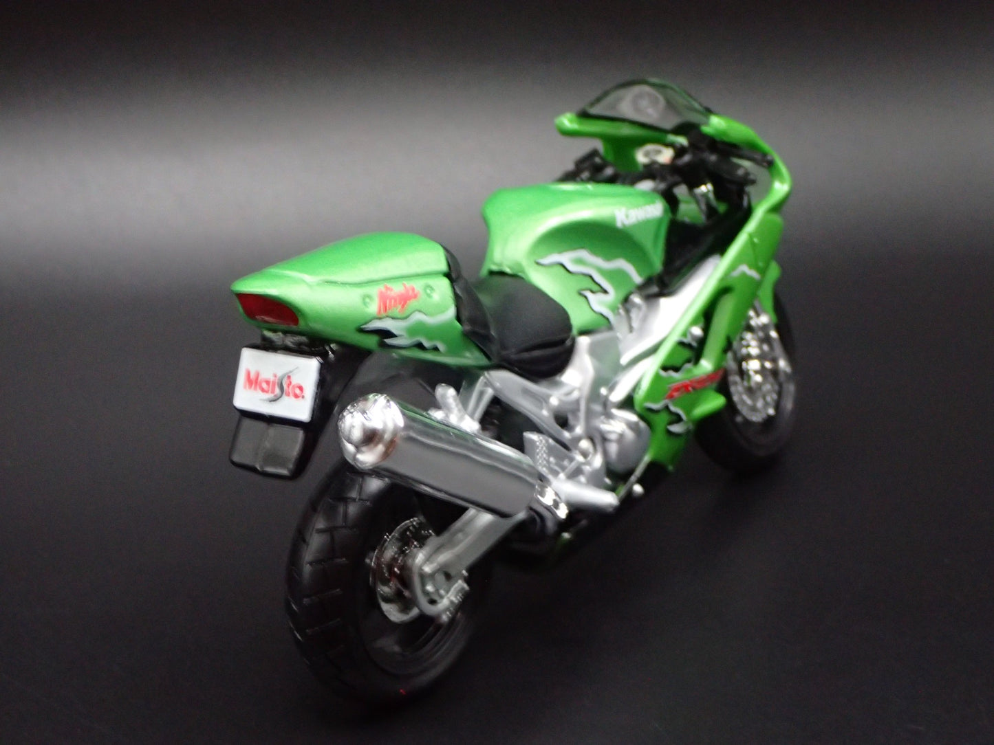 KAWASAKI NINJA ZX12R BIKE MOTORCYCLE GREEN 1/18 SCALE DIORAMA DIECAST MODEL BIKE