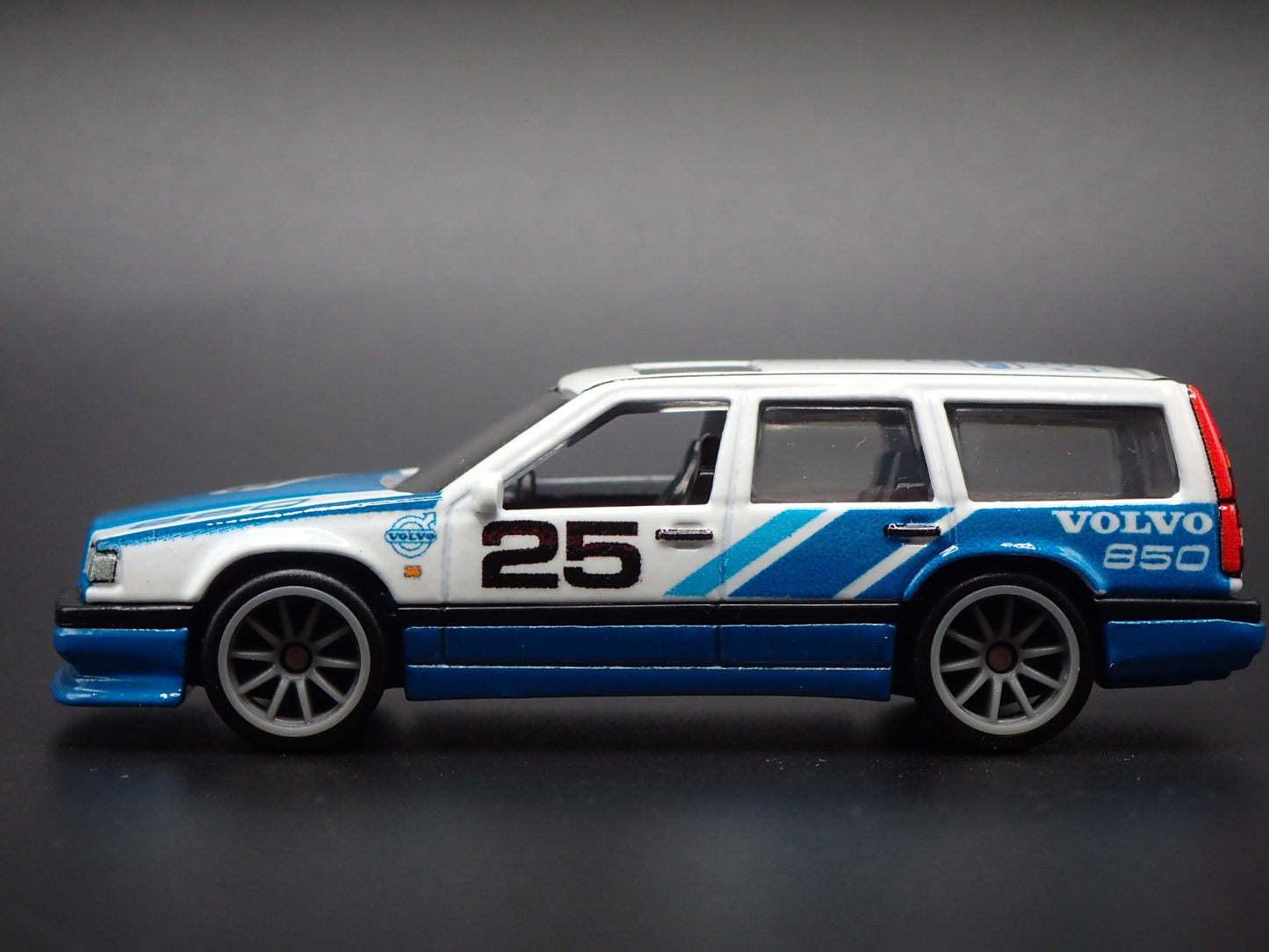 1993-1997 VOLVO 850 ESTATE STATION WAGON 1:64 SCALE DIORAMA DIECAST MODEL CAR