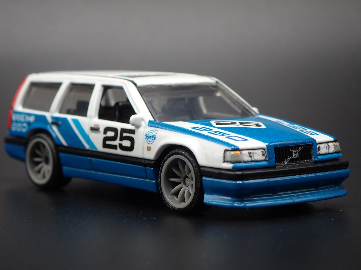 1993-1997 VOLVO 850 ESTATE STATION WAGON 1:64 SCALE DIORAMA DIECAST MODEL CAR