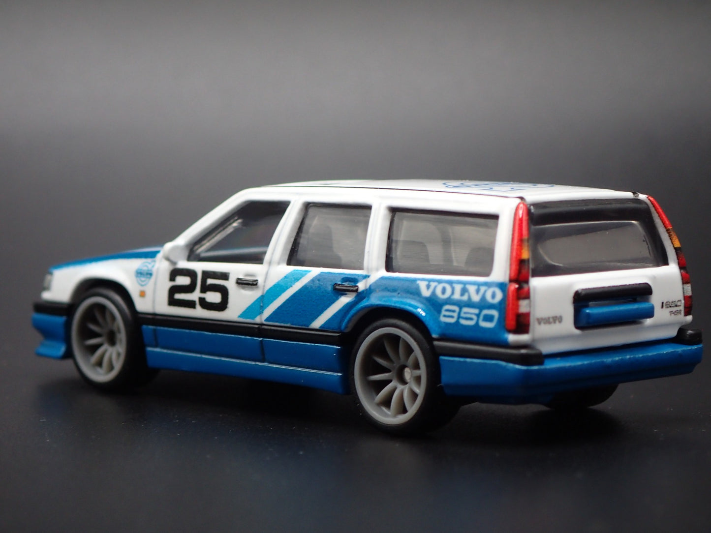 1993-1997 VOLVO 850 ESTATE STATION WAGON 1:64 SCALE DIORAMA DIECAST MODEL CAR