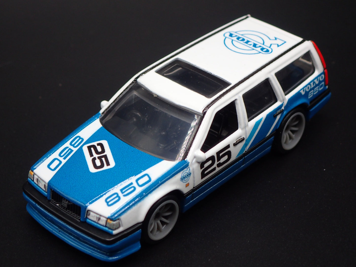 1993-1997 VOLVO 850 ESTATE STATION WAGON 1:64 SCALE DIORAMA DIECAST MODEL CAR