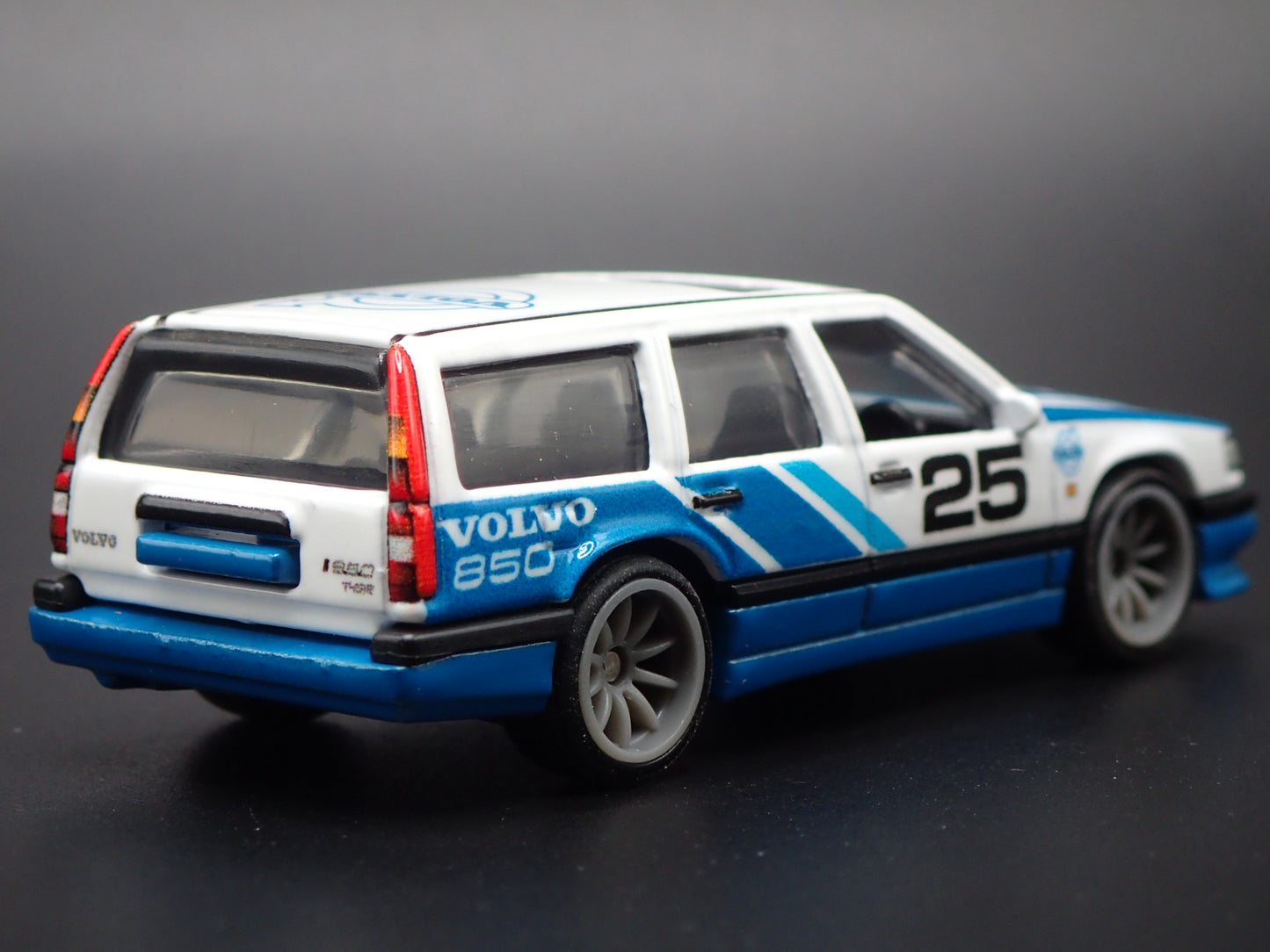 1993-1997 VOLVO 850 ESTATE STATION WAGON 1:64 SCALE DIORAMA DIECAST MODEL CAR