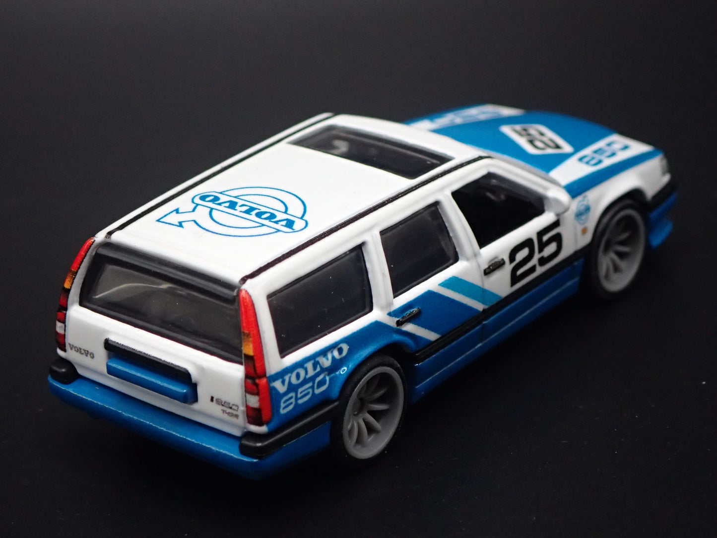 1993-1997 VOLVO 850 ESTATE STATION WAGON 1:64 SCALE DIORAMA DIECAST MODEL CAR