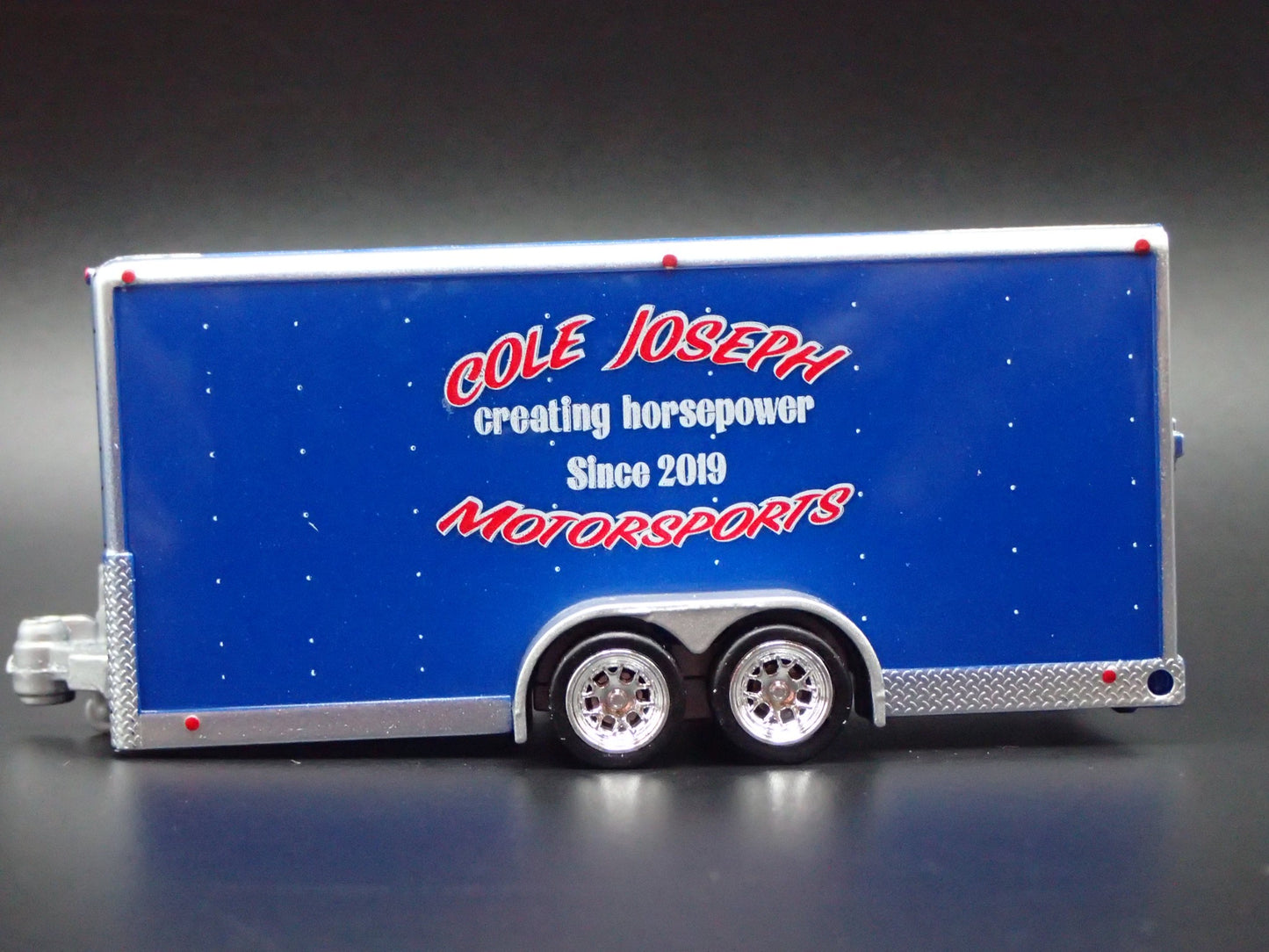 ENCLOSED CAR HAULER TRAILER w/ OPENING DOOR BLUE 1:64 SCALE DIORAMA MODEL
