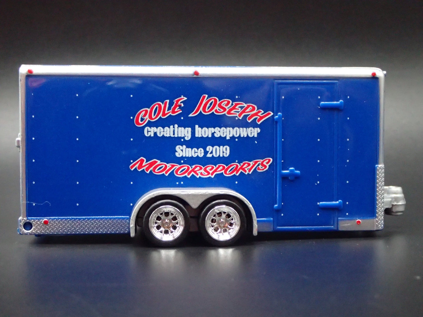 ENCLOSED CAR HAULER TRAILER w/ OPENING DOOR BLUE 1:64 SCALE DIORAMA MODEL