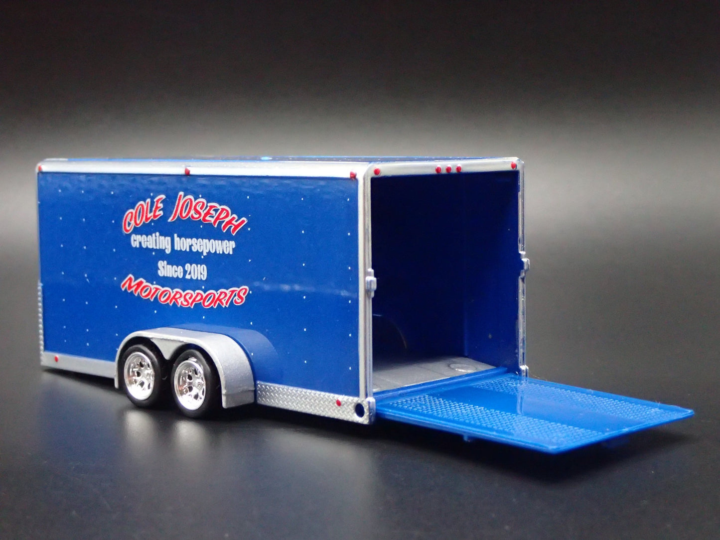 ENCLOSED CAR HAULER TRAILER w/ OPENING DOOR BLUE 1:64 SCALE DIORAMA MODEL
