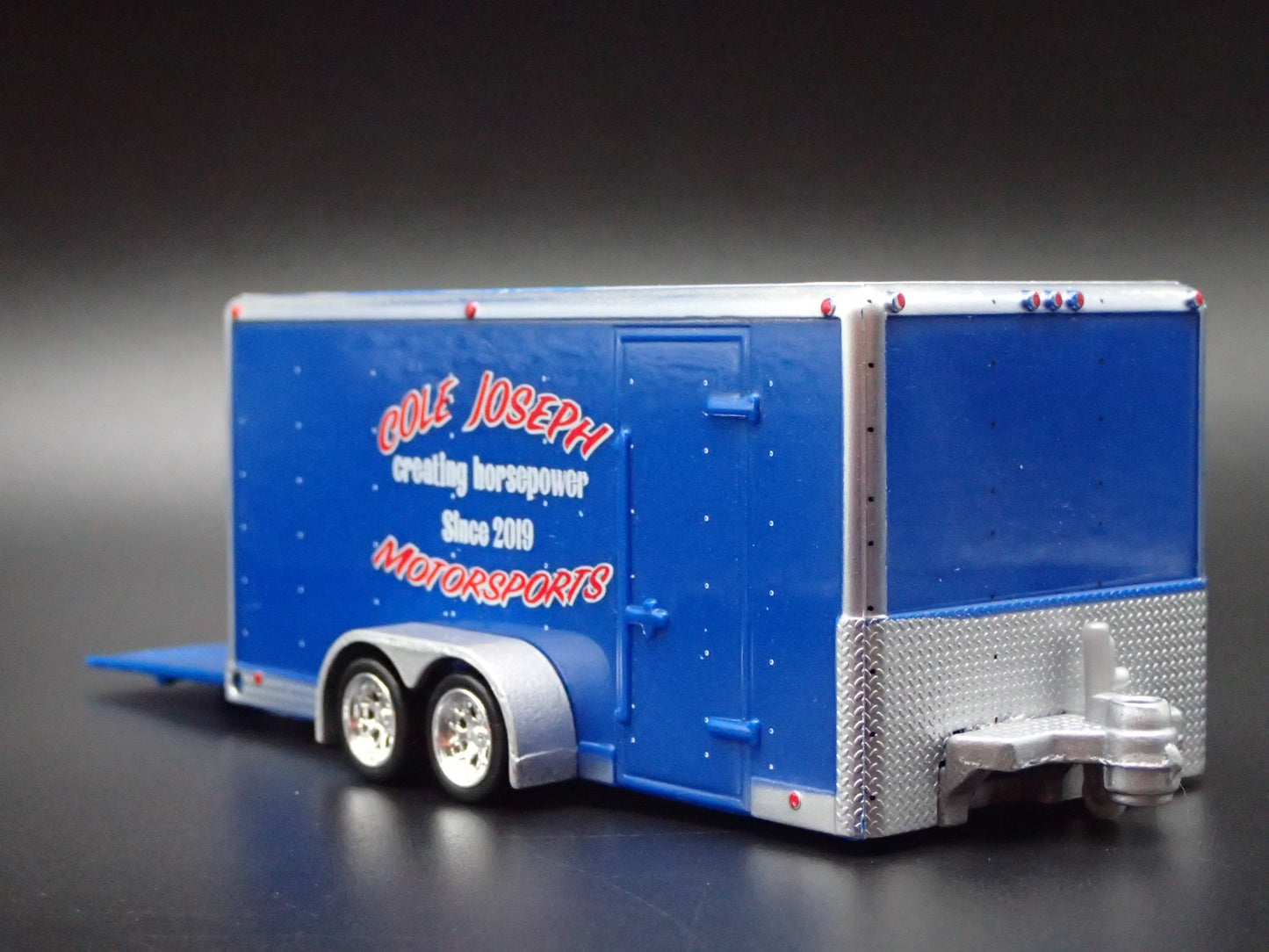 ENCLOSED CAR HAULER TRAILER w/ OPENING DOOR BLUE 1:64 SCALE DIORAMA MODEL