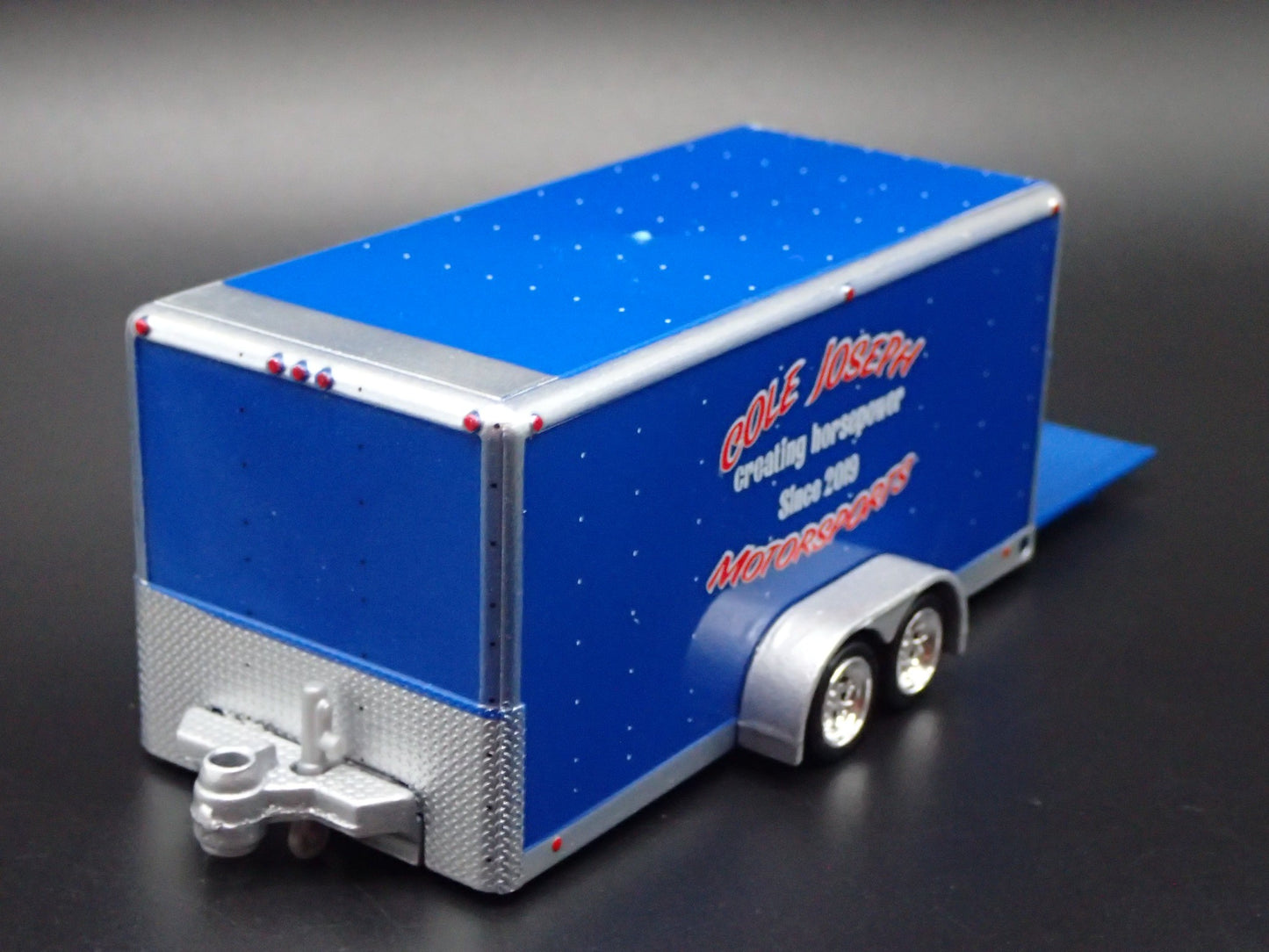 ENCLOSED CAR HAULER TRAILER w/ OPENING DOOR BLUE 1:64 SCALE DIORAMA MODEL