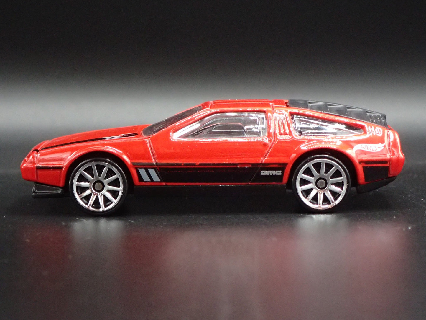 1981-1983 DMC DELOREAN RED 1:64 SCALE COLLECTIBLE DIORAMA DIECAST MODEL CAR