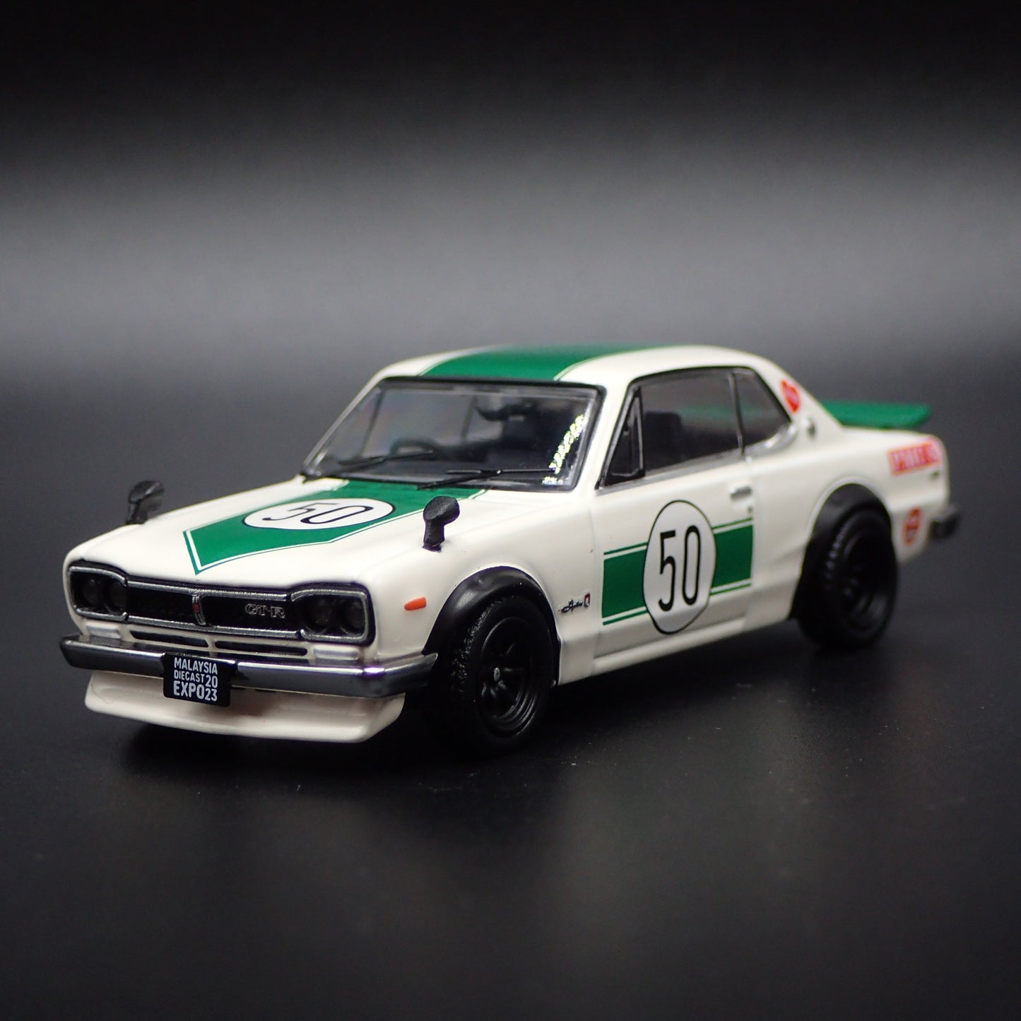 NISSAN SKYLINE 2000 GTR KPGC10 1:64 SCALE COLLECTIBLE DIORAMA DIECAST MODEL CAR