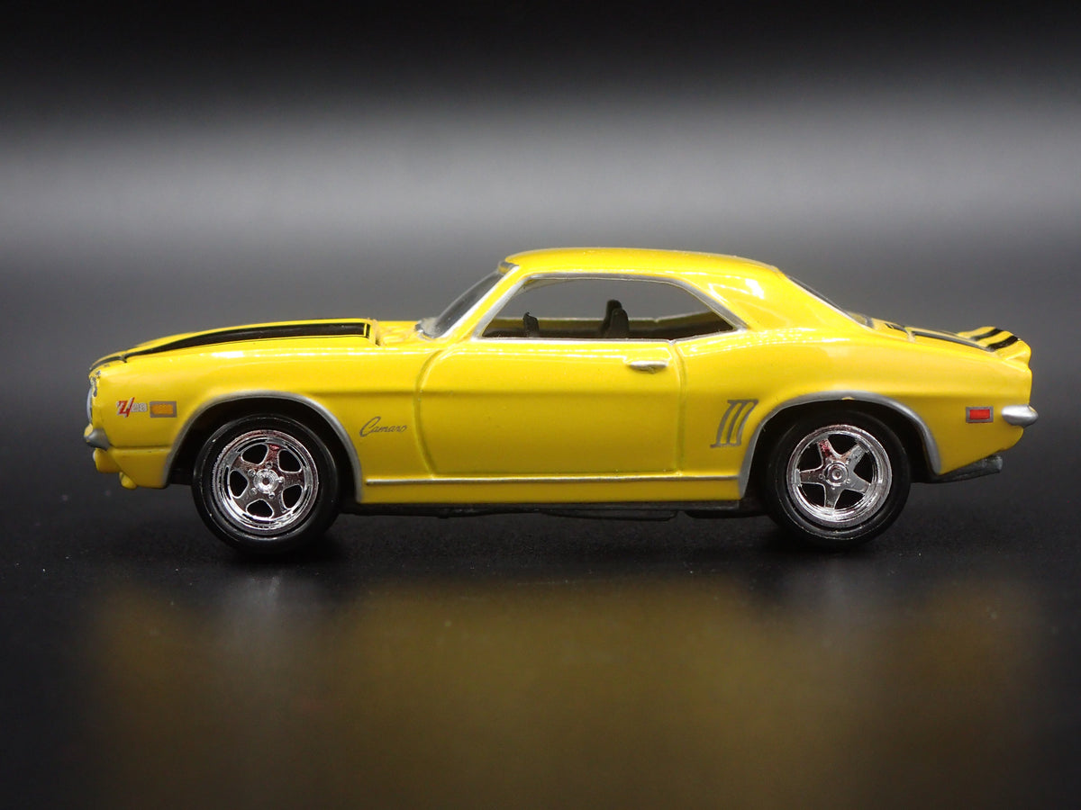 1969 69 CHEVY CHEVROLET CAMARO Z28 RARE 1:64 SCALE DIORAMA DIECAST MODEL CAR