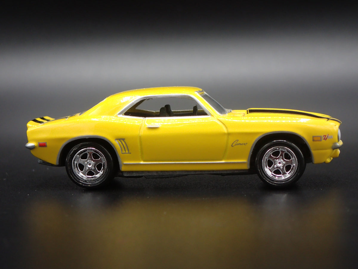 1969 69 CHEVY CHEVROLET CAMARO Z28 RARE 1:64 SCALE DIORAMA DIECAST MODEL CAR