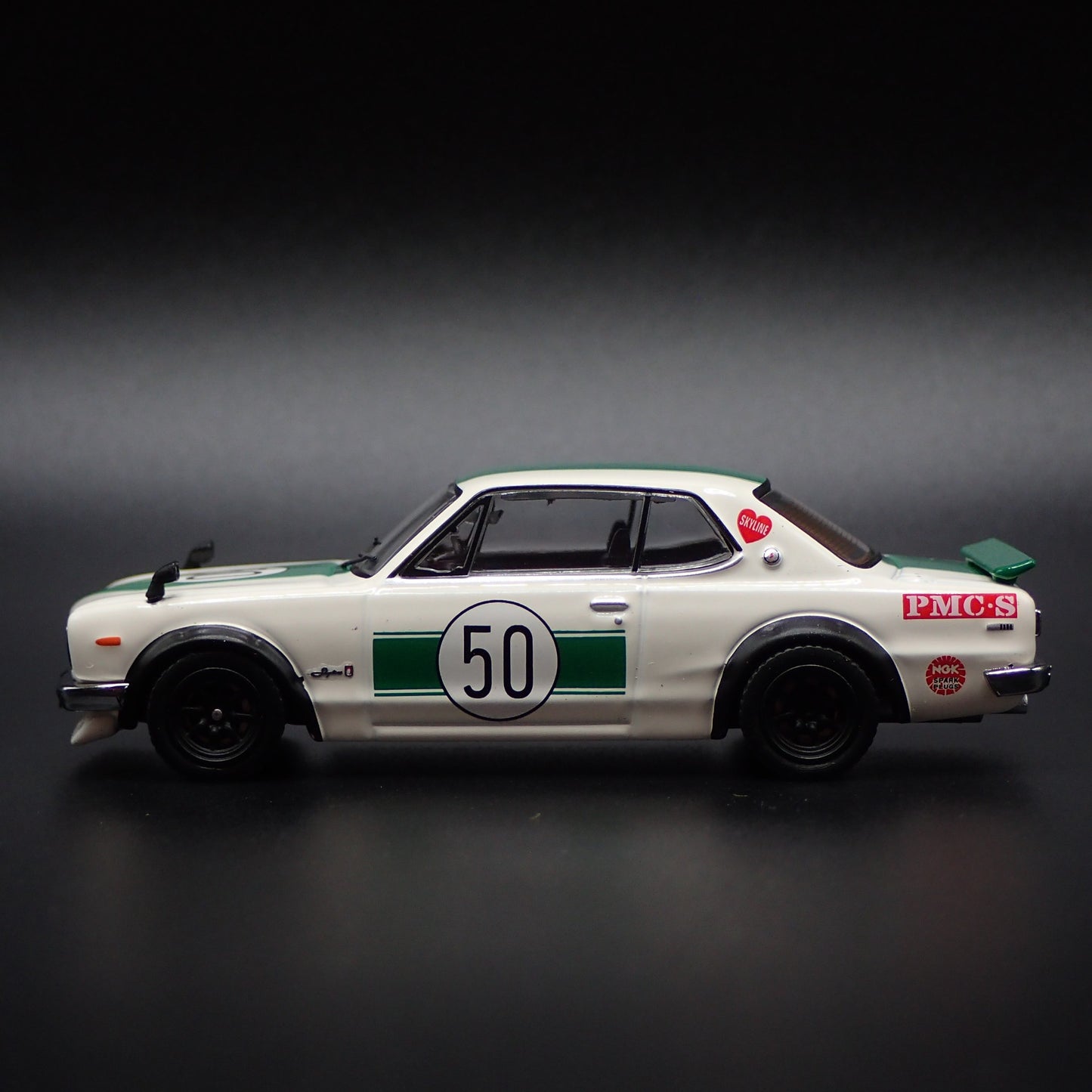 NISSAN SKYLINE 2000 GTR KPGC10 1:64 SCALE COLLECTIBLE DIORAMA DIECAST MODEL CAR