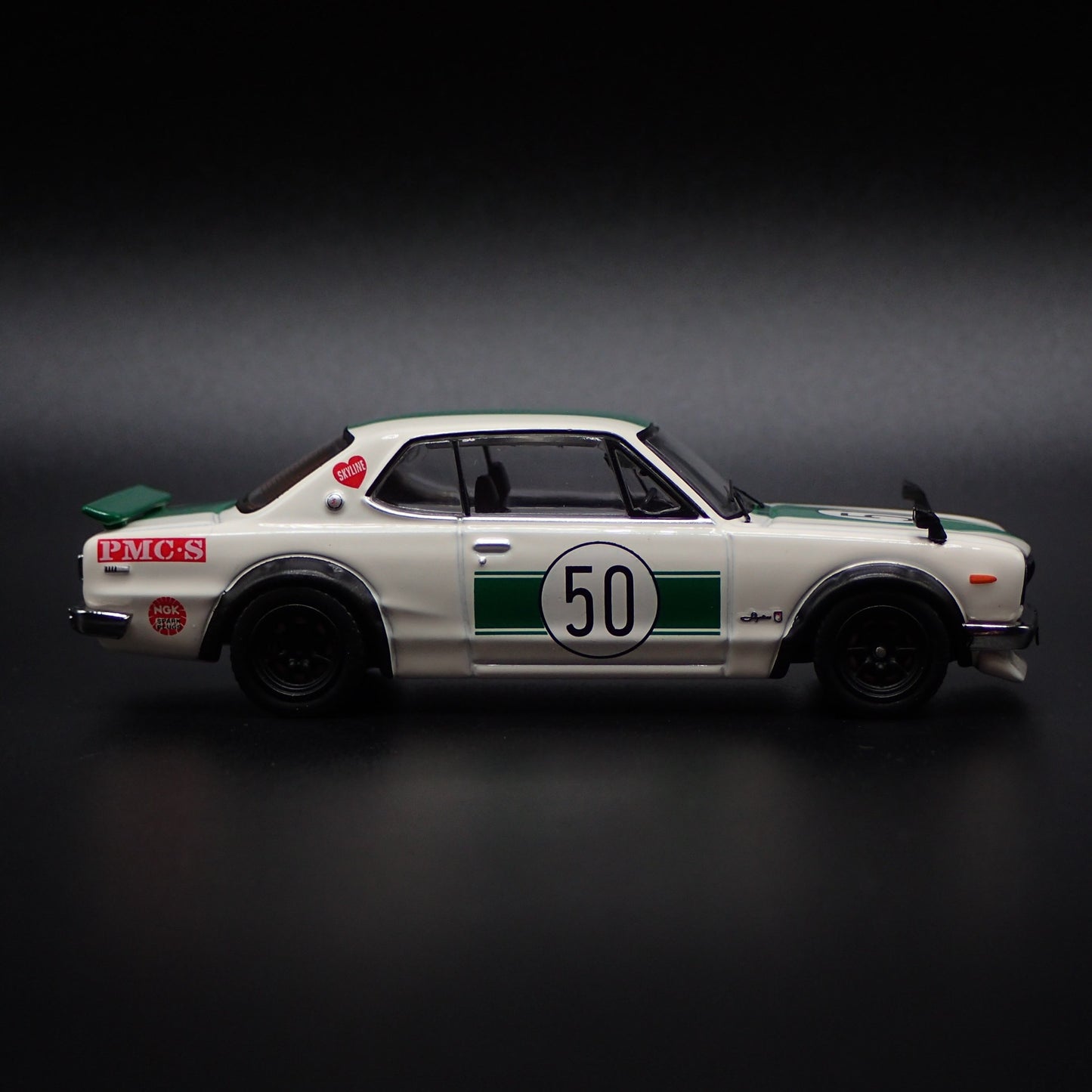 NISSAN SKYLINE 2000 GTR KPGC10 1:64 SCALE COLLECTIBLE DIORAMA DIECAST MODEL CAR