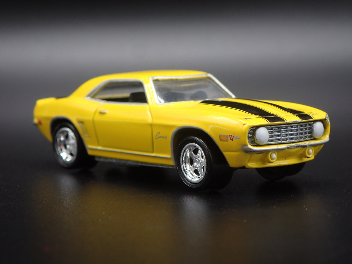 1969 69 CHEVY CHEVROLET CAMARO Z28 RARE 1:64 SCALE DIORAMA DIECAST MODEL CAR