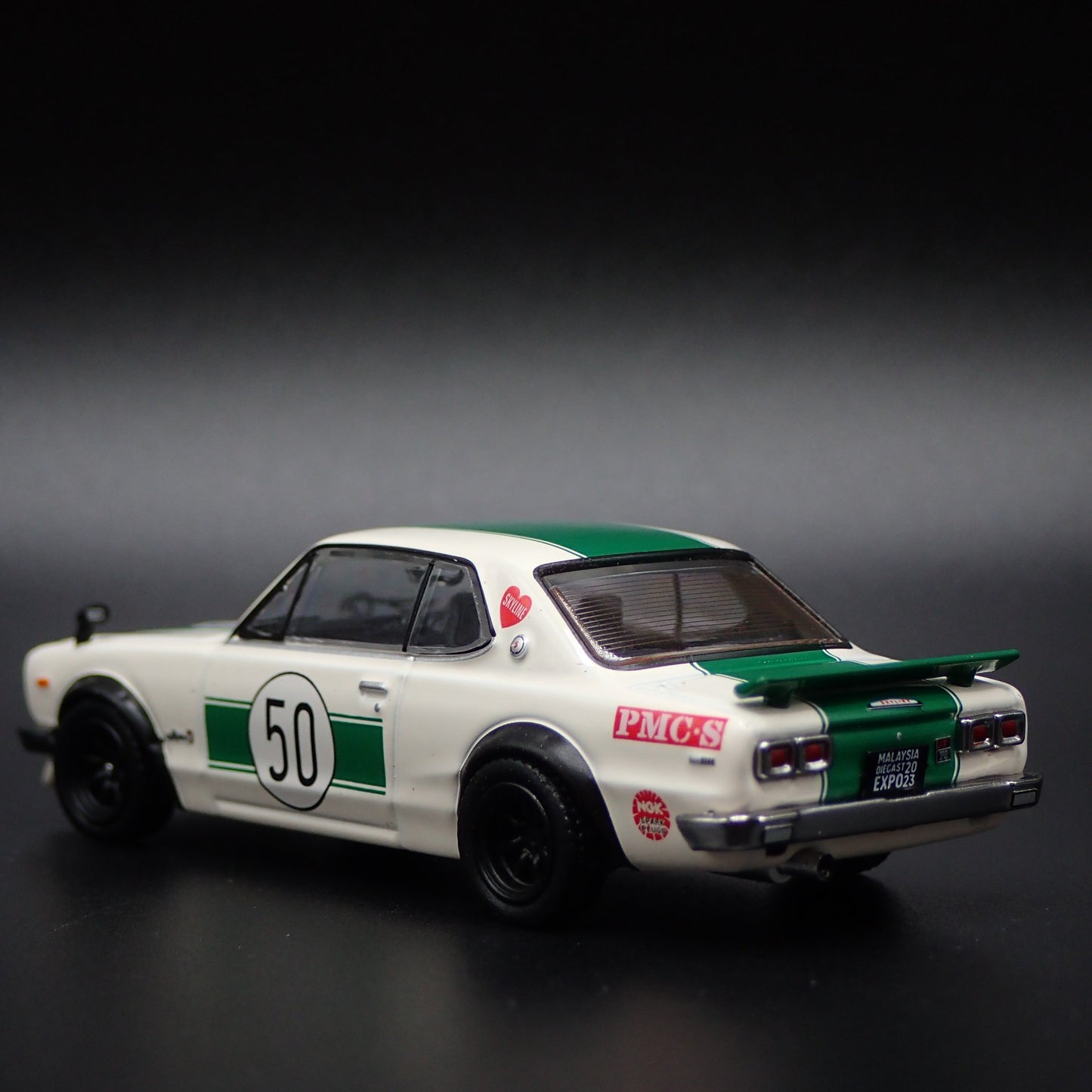NISSAN SKYLINE 2000 GTR KPGC10 1:64 SCALE COLLECTIBLE DIORAMA DIECAST MODEL CAR