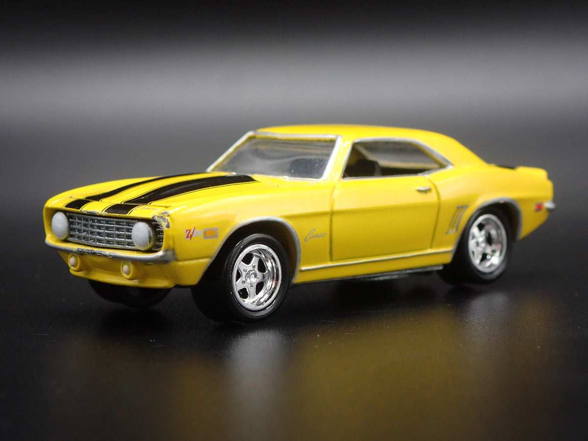 1969 69 CHEVY CHEVROLET CAMARO Z28 RARE 1:64 SCALE DIORAMA DIECAST MODEL CAR