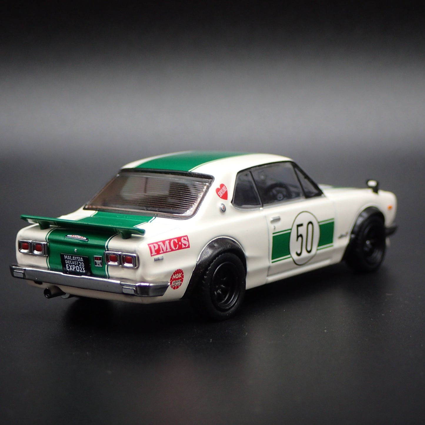 NISSAN SKYLINE 2000 GTR KPGC10 1:64 SCALE COLLECTIBLE DIORAMA DIECAST MODEL CAR