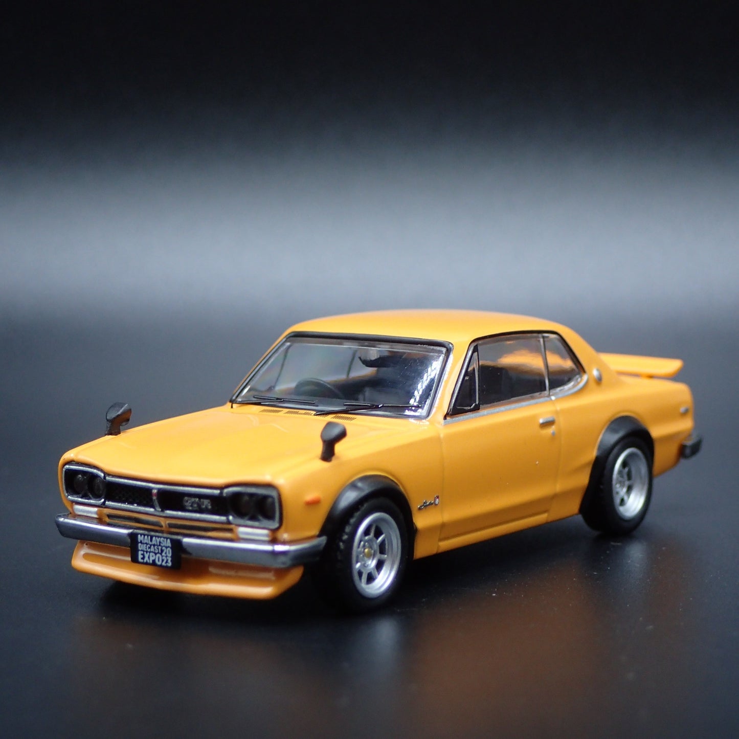NISSAN SKYLINE 2000 GTR KPGC10 1:64 SCALE COLLECTIBLE DIORAMA DIECAST MODEL CAR