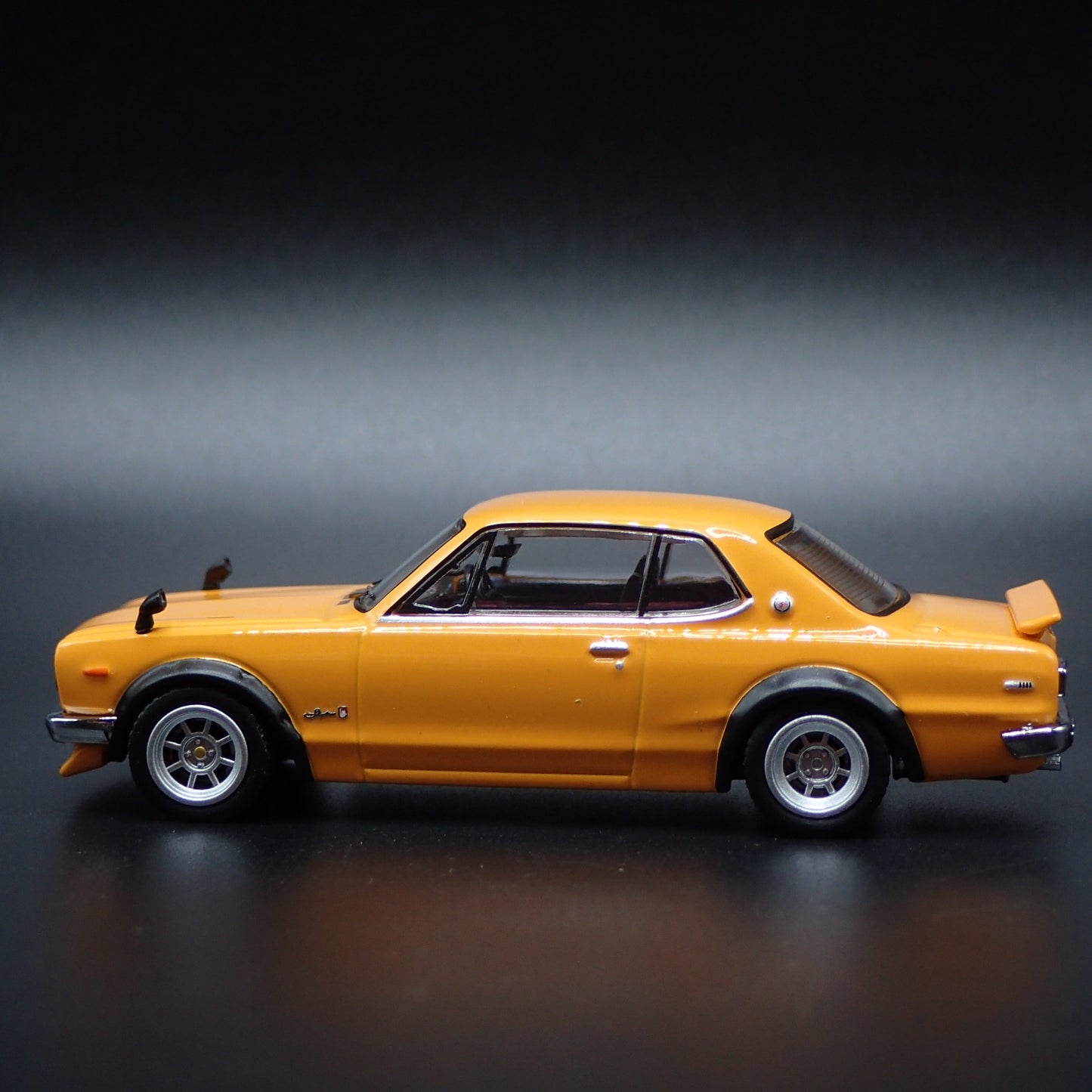 NISSAN SKYLINE 2000 GTR KPGC10 1:64 SCALE COLLECTIBLE DIORAMA DIECAST MODEL CAR