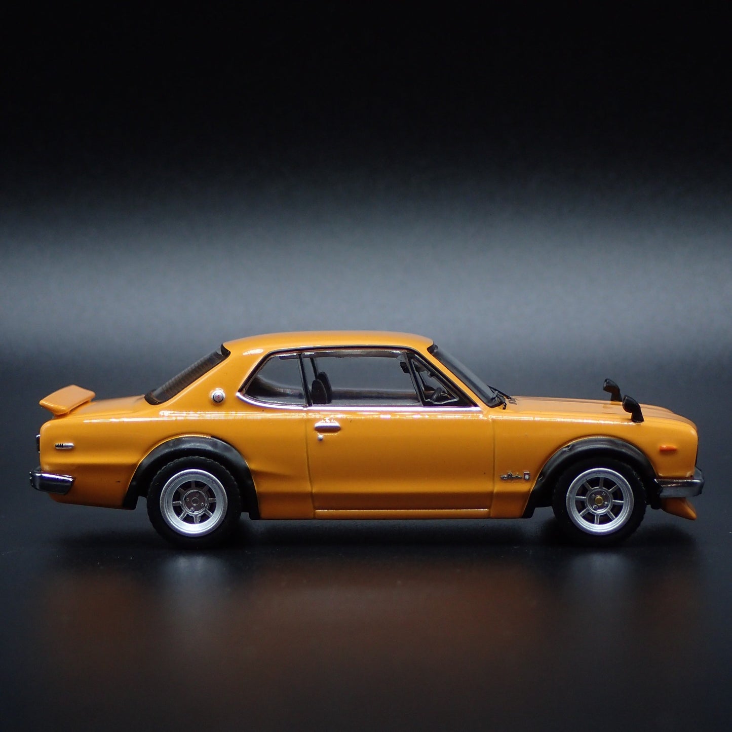 NISSAN SKYLINE 2000 GTR KPGC10 1:64 SCALE COLLECTIBLE DIORAMA DIECAST MODEL CAR