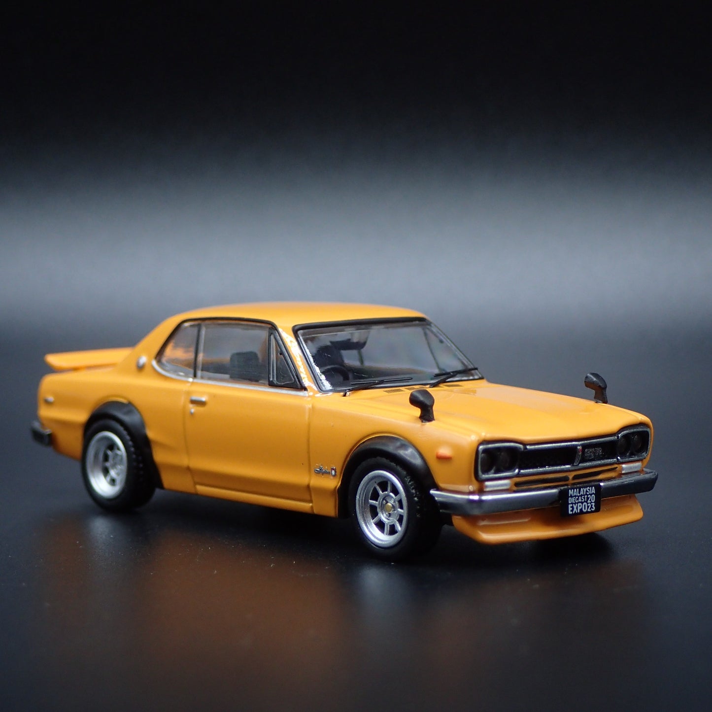 NISSAN SKYLINE 2000 GTR KPGC10 1:64 SCALE COLLECTIBLE DIORAMA DIECAST MODEL CAR