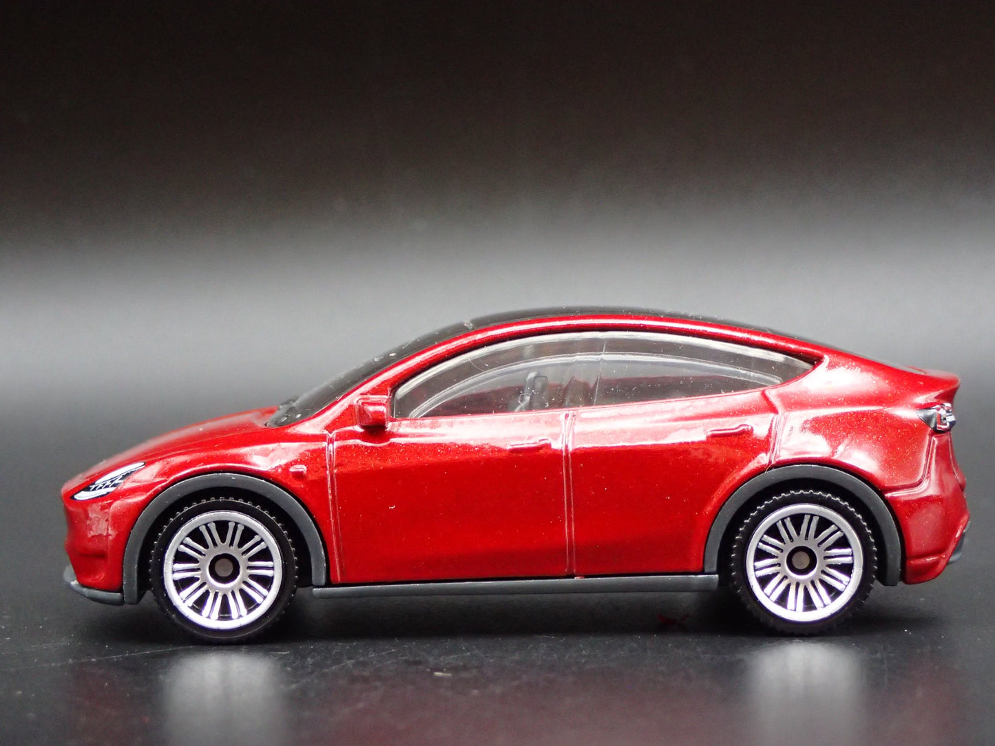 2020-2025 TESLA MODEL Y SUV RED 1:64 SCALE COLLECTIBLE DIORAMA DIECAST MODEL CAR