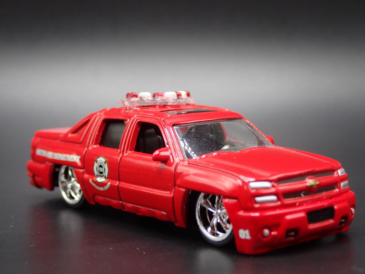 2001-2006 CHEVY CHEVROLET AVALANCHE PICKUP TRUCK 1:64 SCALE DIECAST MODEL CAR
