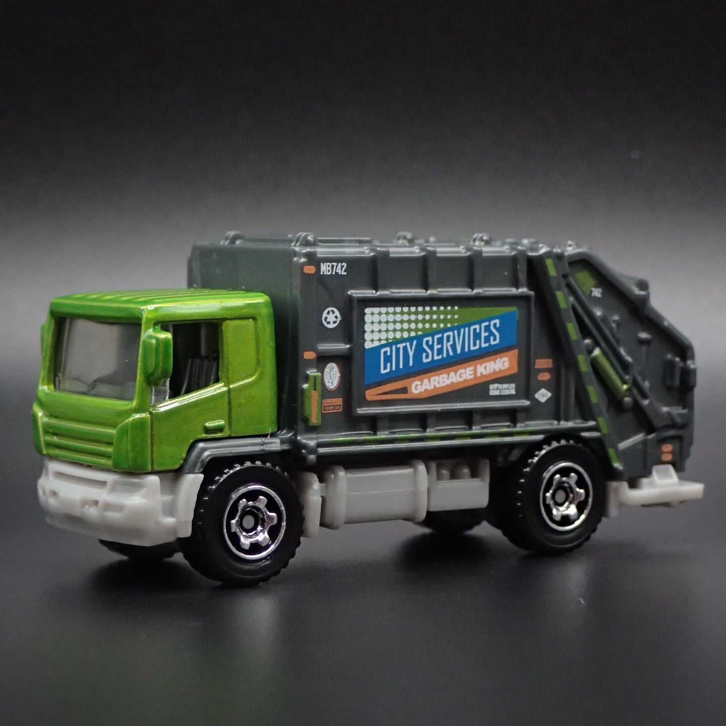 MODERN GARBAGE RECYCLING TRASH TRUCK 1/64 MB SCALE DIORAMA DIECAST MODEL CAR