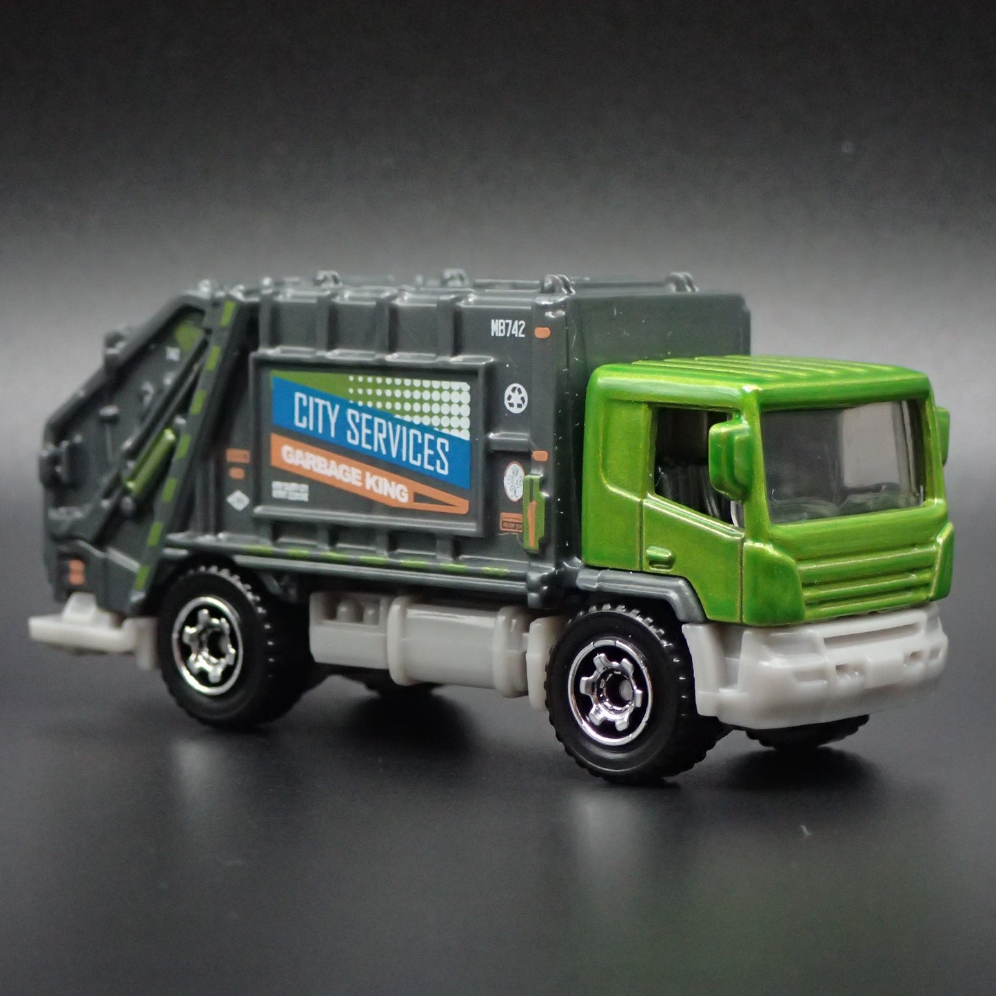 MODERN GARBAGE RECYCLING TRASH TRUCK 1/64 MB SCALE DIORAMA DIECAST MODEL CAR