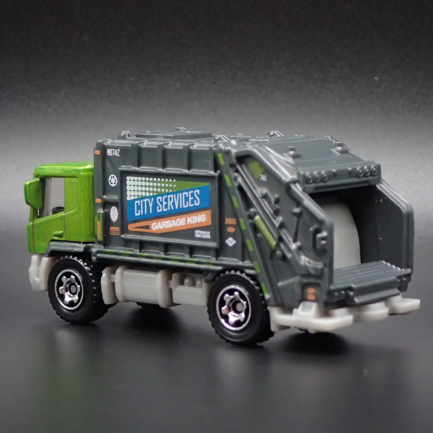 MODERN GARBAGE RECYCLING TRASH TRUCK 1/64 MB SCALE DIORAMA DIECAST MODEL CAR
