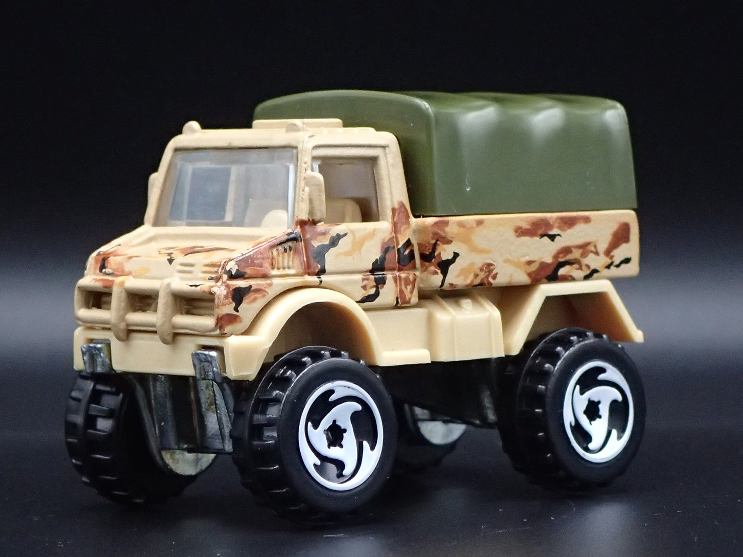 MERCEDES-BENZ UNIMOG UTILITY TRUCK CAMO 1:64 SCALE DIORAMA DIECAST MODEL CAR