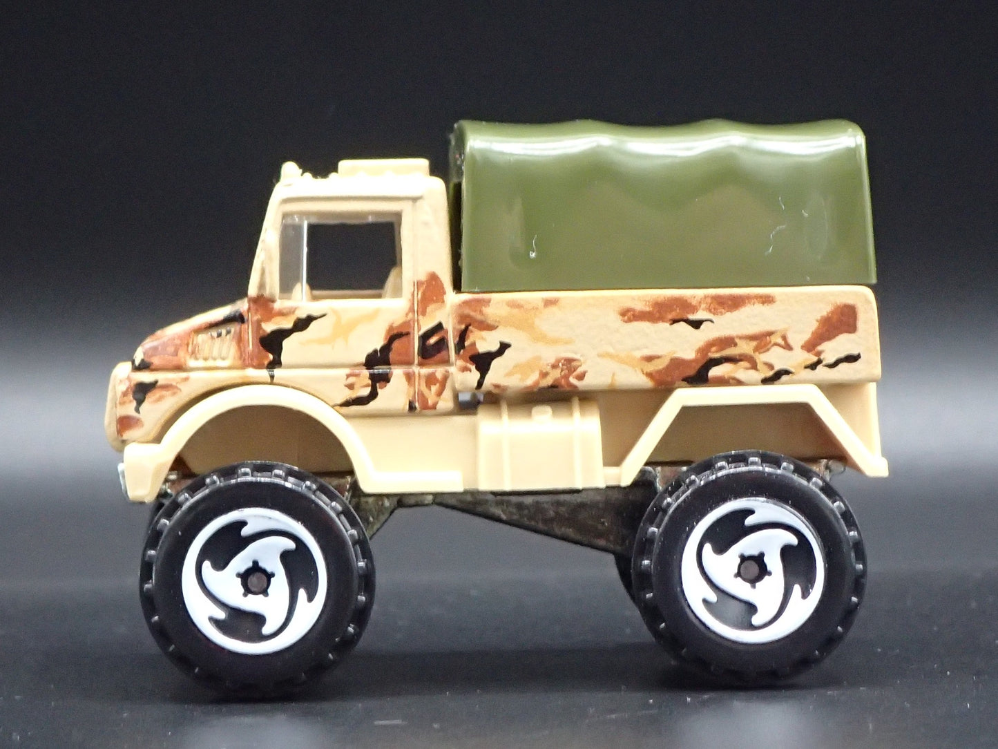 MERCEDES-BENZ UNIMOG UTILITY TRUCK CAMO 1:64 SCALE DIORAMA DIECAST MODEL CAR