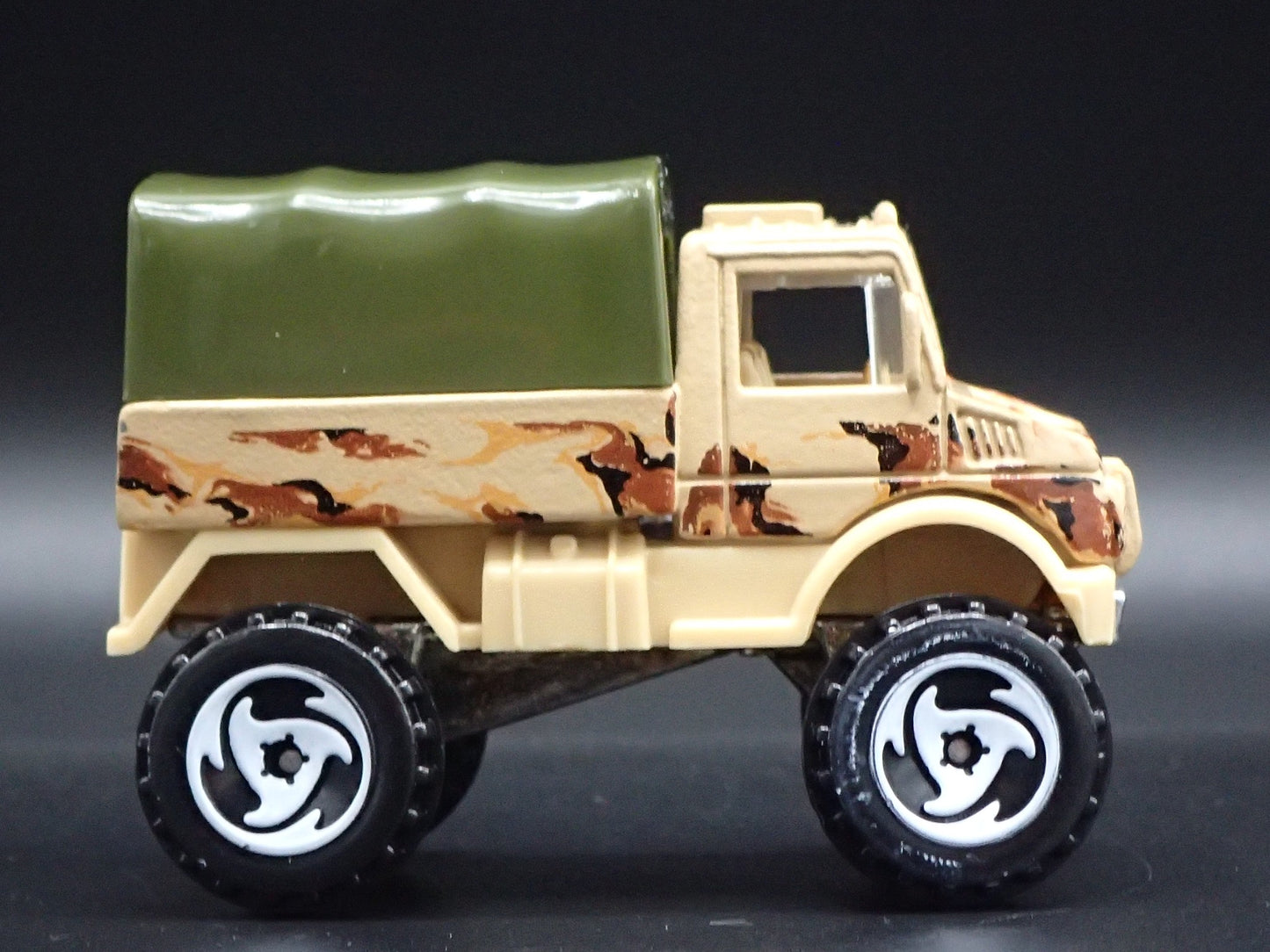 MERCEDES-BENZ UNIMOG UTILITY TRUCK CAMO 1:64 SCALE DIORAMA DIECAST MODEL CAR