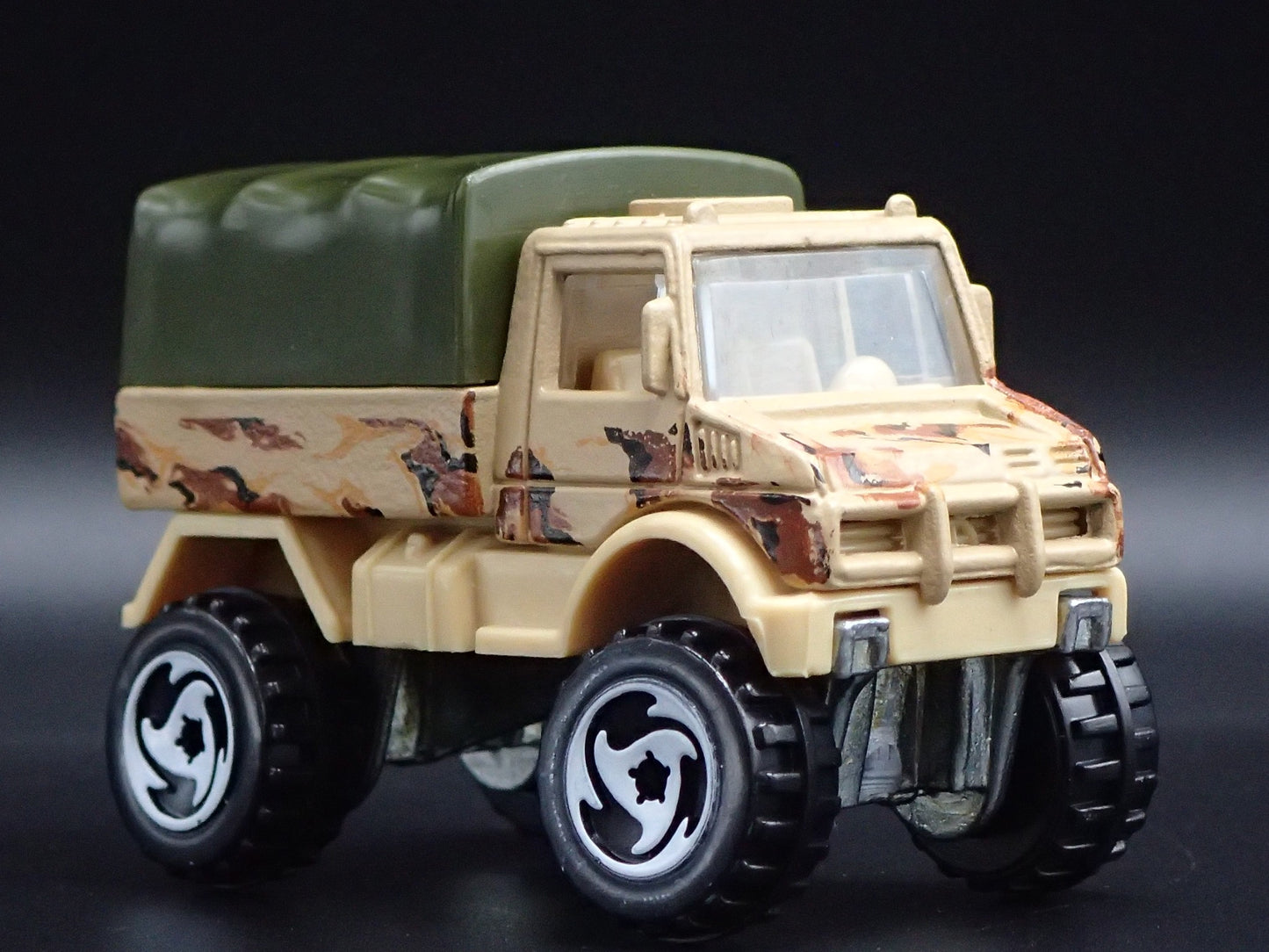 MERCEDES-BENZ UNIMOG UTILITY TRUCK CAMO 1:64 SCALE DIORAMA DIECAST MODEL CAR