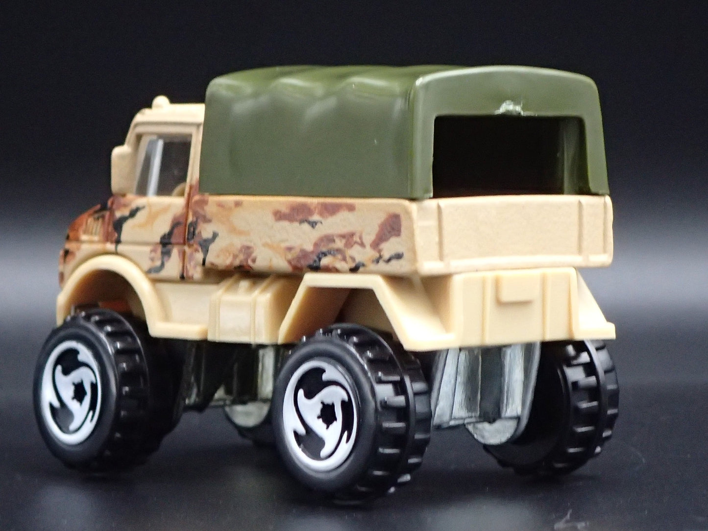 MERCEDES-BENZ UNIMOG UTILITY TRUCK CAMO 1:64 SCALE DIORAMA DIECAST MODEL CAR