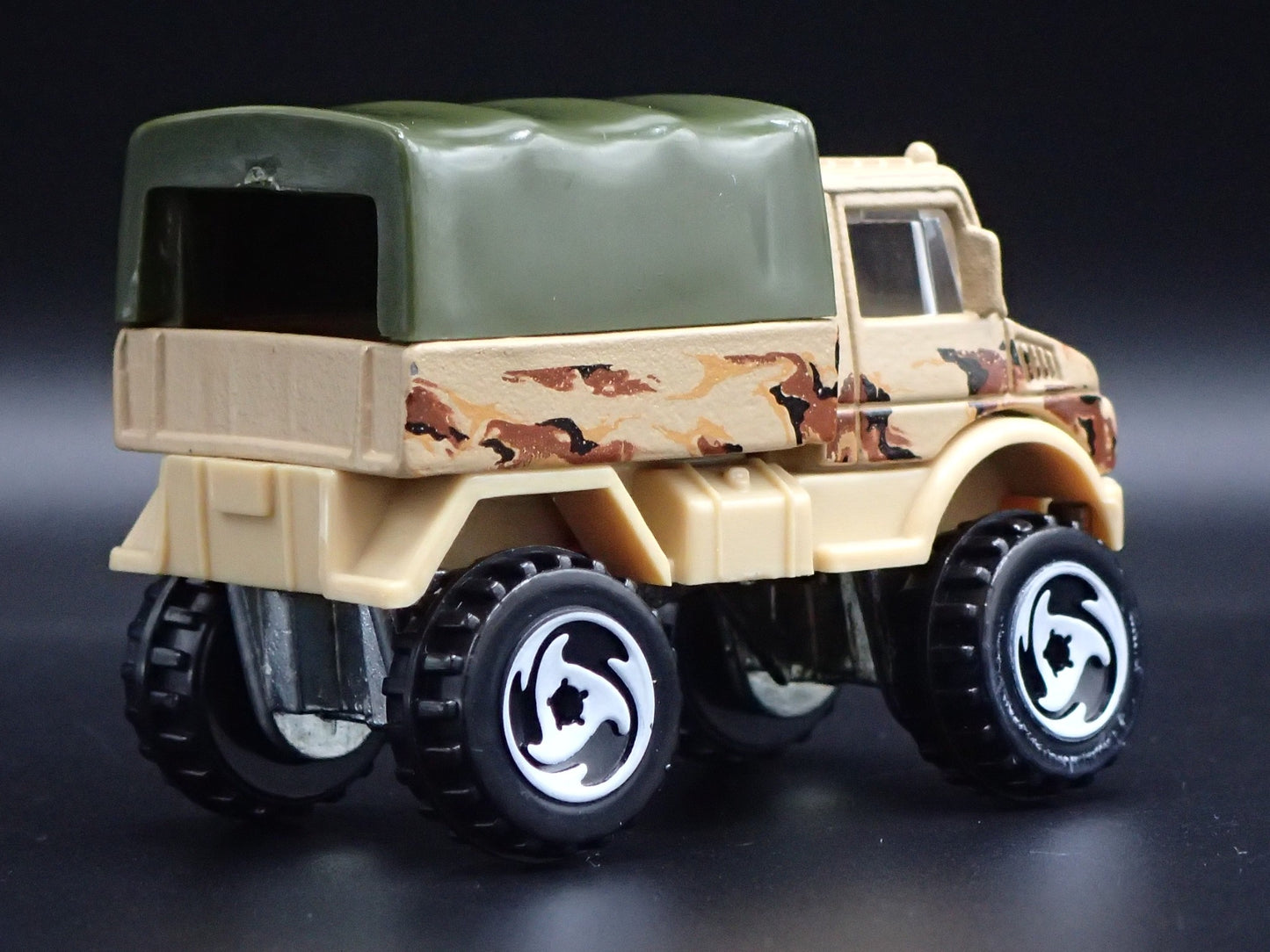 MERCEDES-BENZ UNIMOG UTILITY TRUCK CAMO 1:64 SCALE DIORAMA DIECAST MODEL CAR