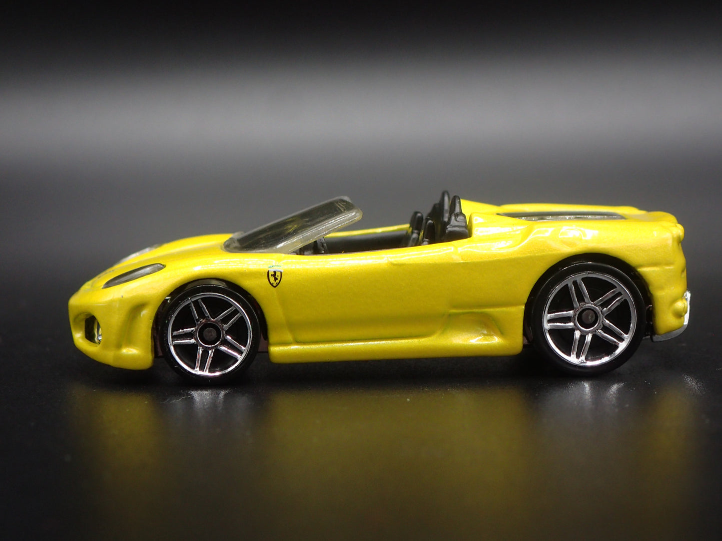 2005-2009 FERRARI F430 SPIDER CONVERTIBLE 1:64 SCALE DIORAMA DIECAST MODEL CAR