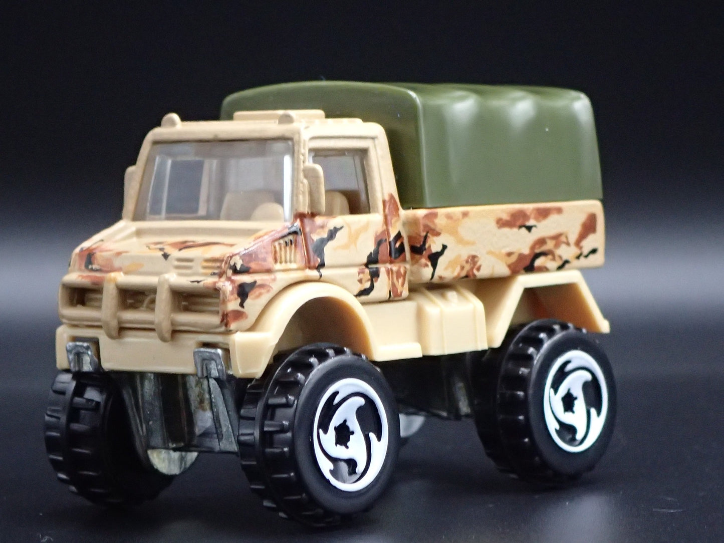 MERCEDES-BENZ UNIMOG UTILITY TRUCK CAMO 1:64 SCALE DIORAMA DIECAST MODEL CAR