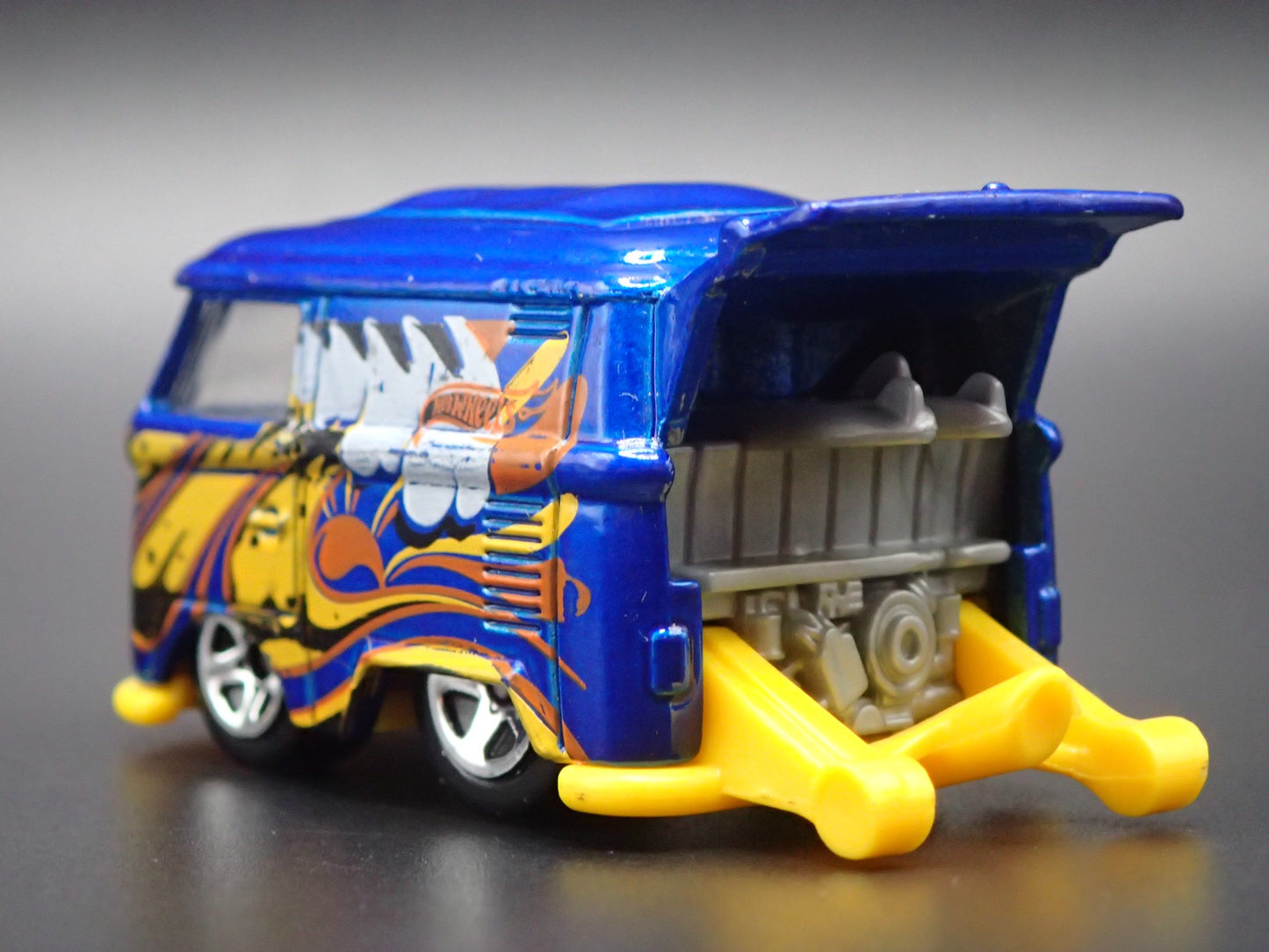 VW VOLKSWAGEN KOOL KOMBI MINI BUS VAN BLUE 1:64 SCALE DIORAMA DIECAST MODEL CAR