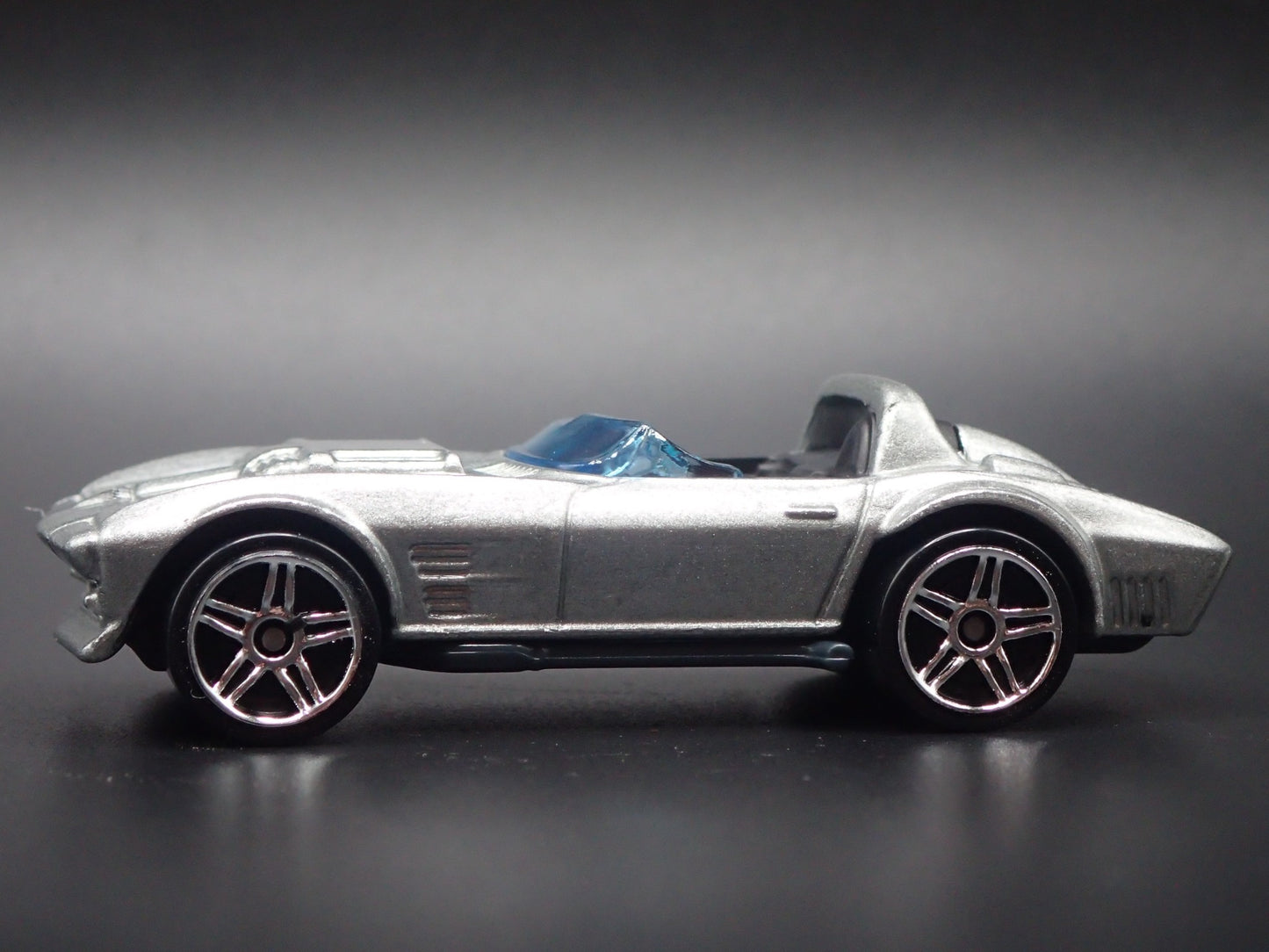 1963 CHEVY CHEVROLET CORVETTE GRAND SPORT ROADSTER 1/64 SCALE DIECAST MODEL CAR