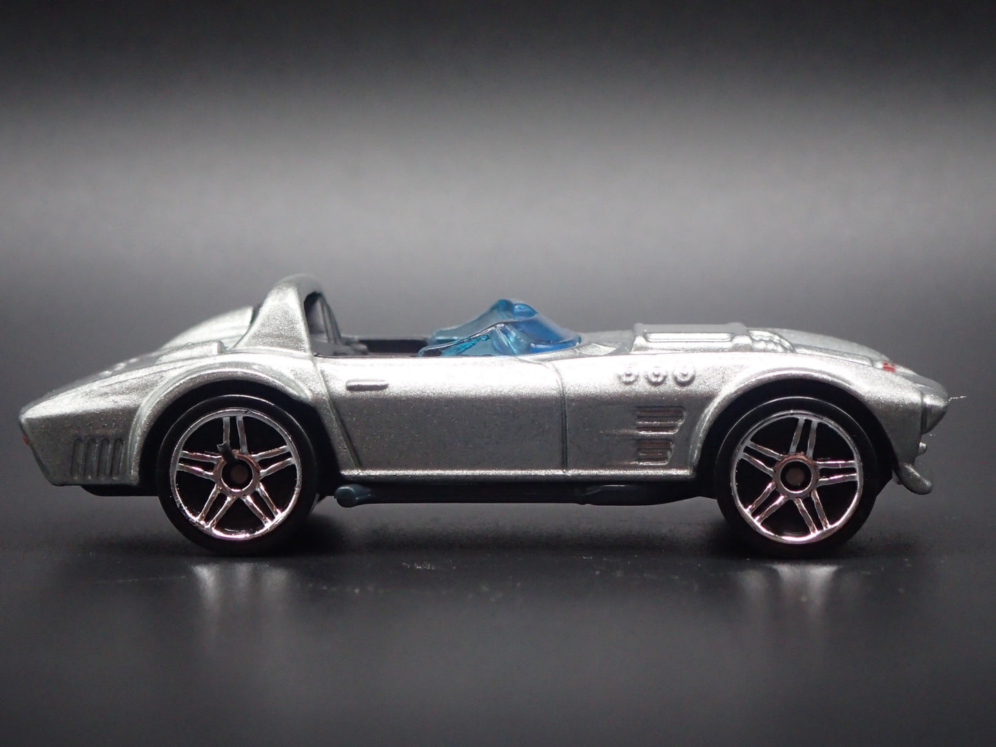 1963 CHEVY CHEVROLET CORVETTE GRAND SPORT ROADSTER 1/64 SCALE DIECAST MODEL CAR