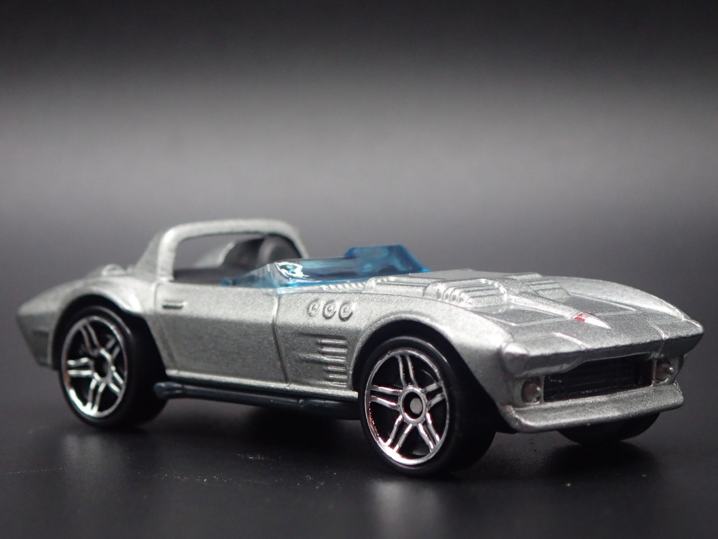 1963 CHEVY CHEVROLET CORVETTE GRAND SPORT ROADSTER 1/64 SCALE DIECAST MODEL CAR