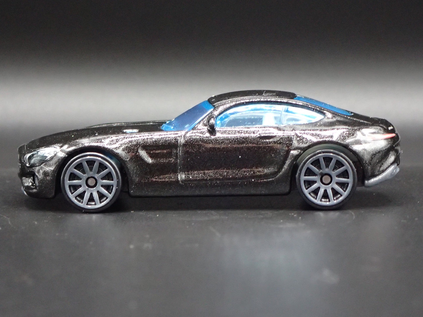2015-2021 MERCEDES-BENZ AMG GT 1:64 SCALE COLLECTIBLE DIORAMA DIECAST MODEL CAR