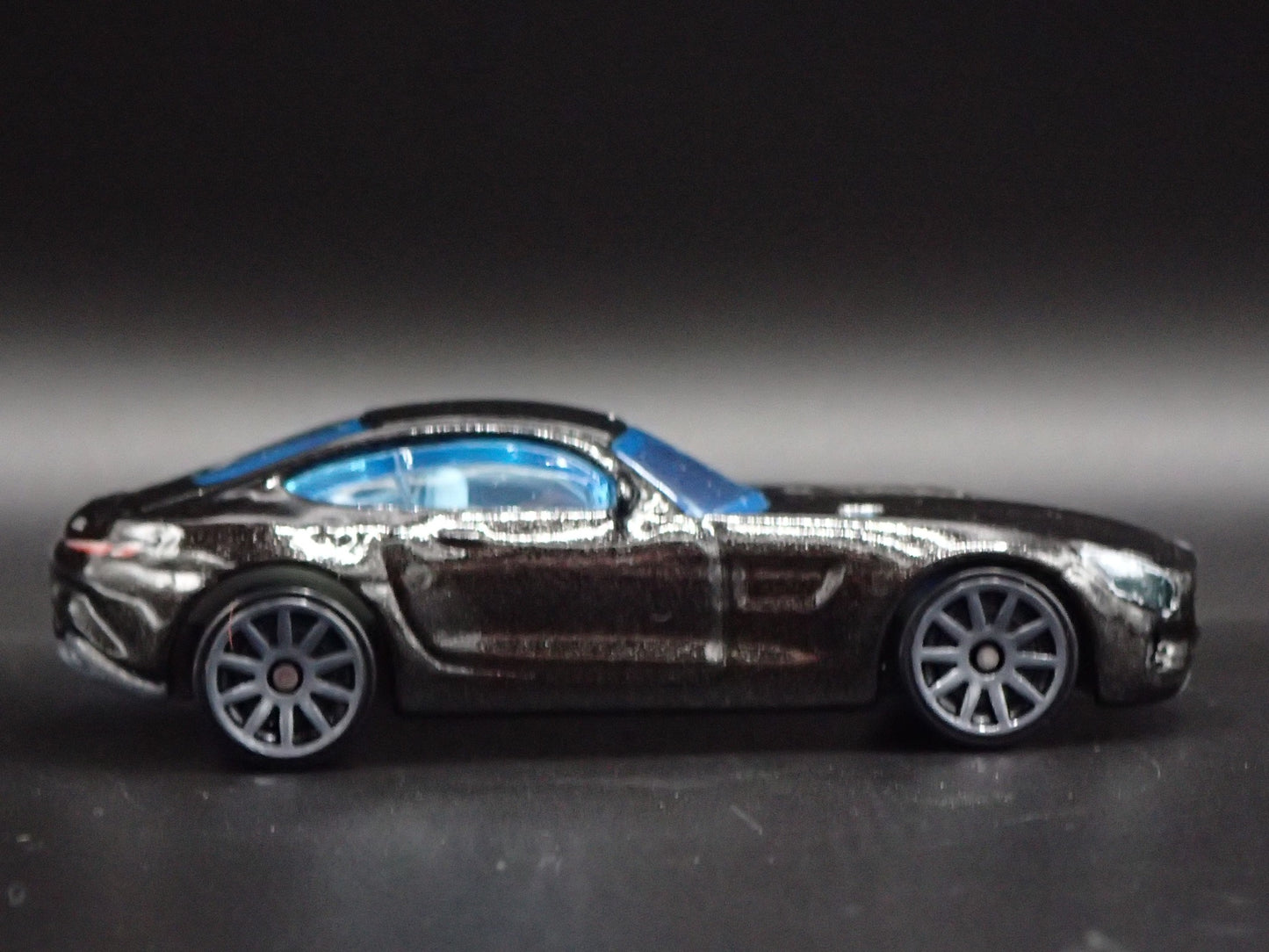 2015-2021 MERCEDES-BENZ AMG GT 1:64 SCALE COLLECTIBLE DIORAMA DIECAST MODEL CAR