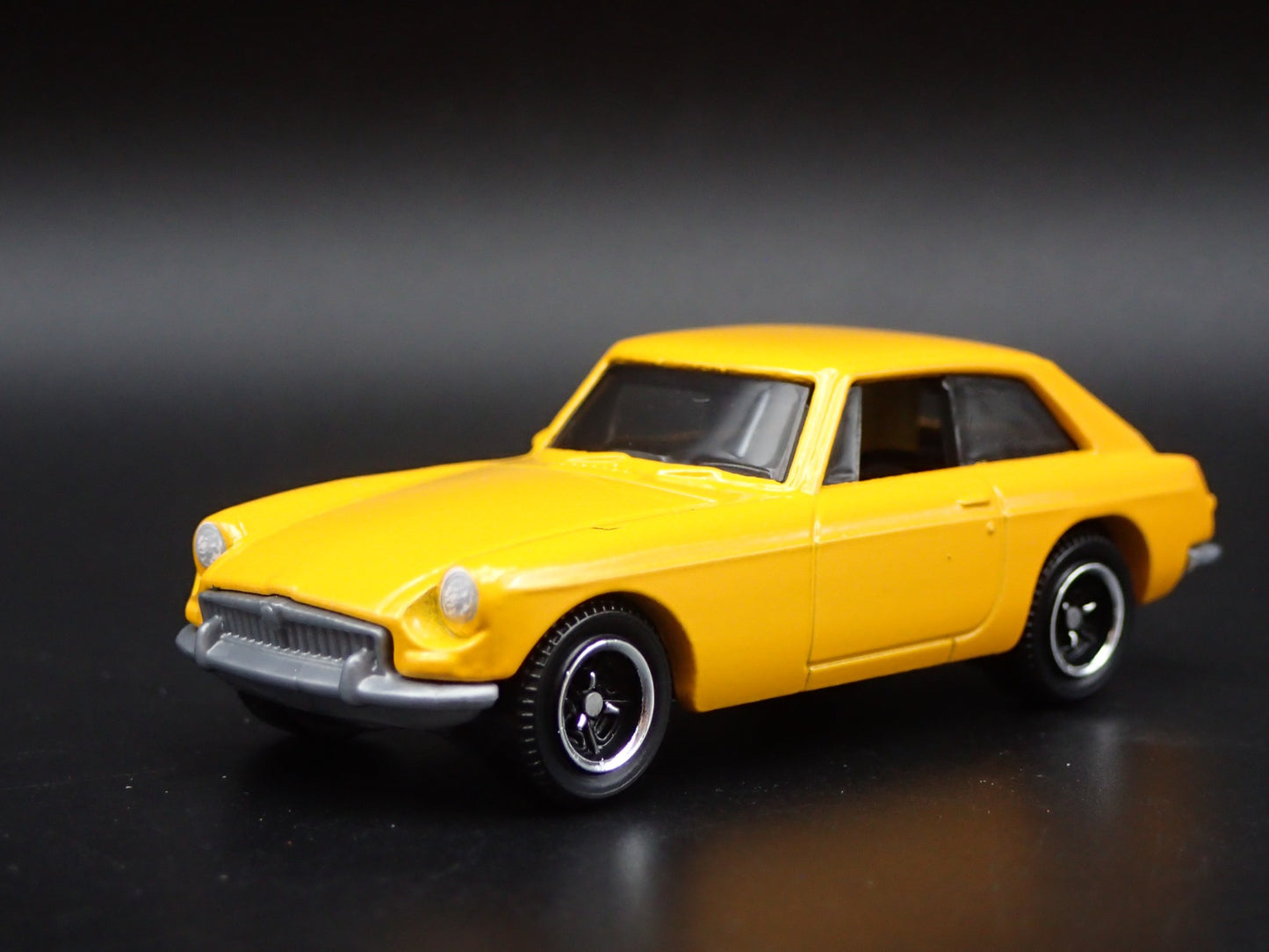 1968-1980 MG MGB GT COUPE RARE 1:64 SCALE COLLECTIBLE DIORAMA DIECAST MODEL CAR