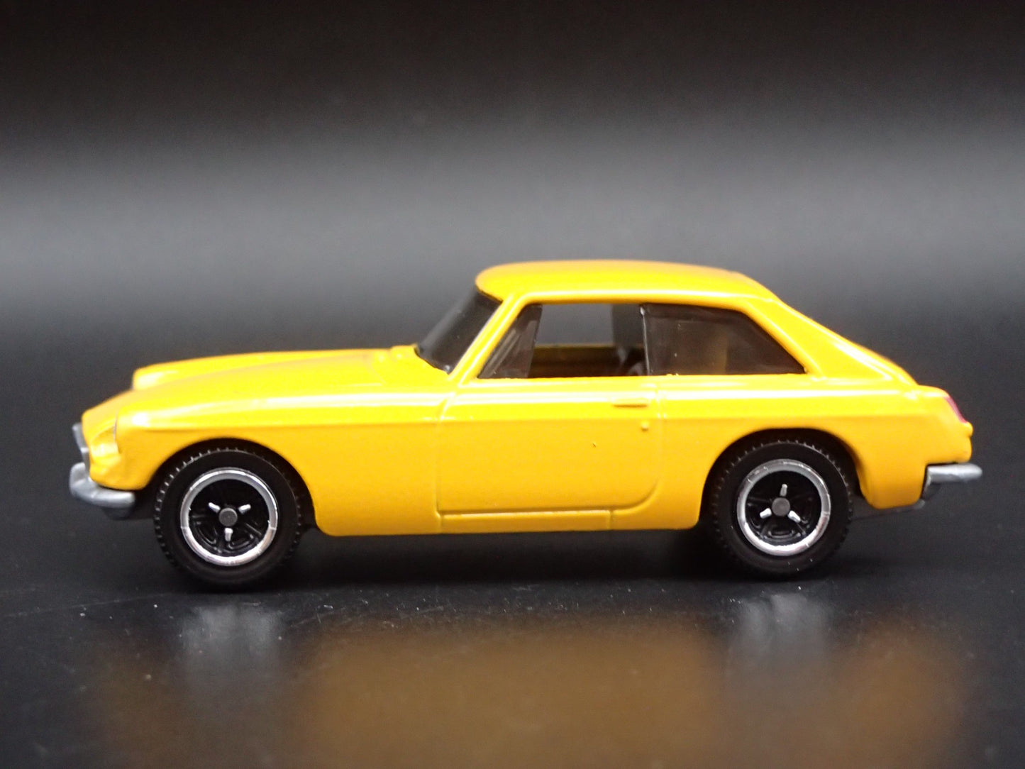 1968-1980 MG MGB GT COUPE RARE 1:64 SCALE COLLECTIBLE DIORAMA DIECAST MODEL CAR
